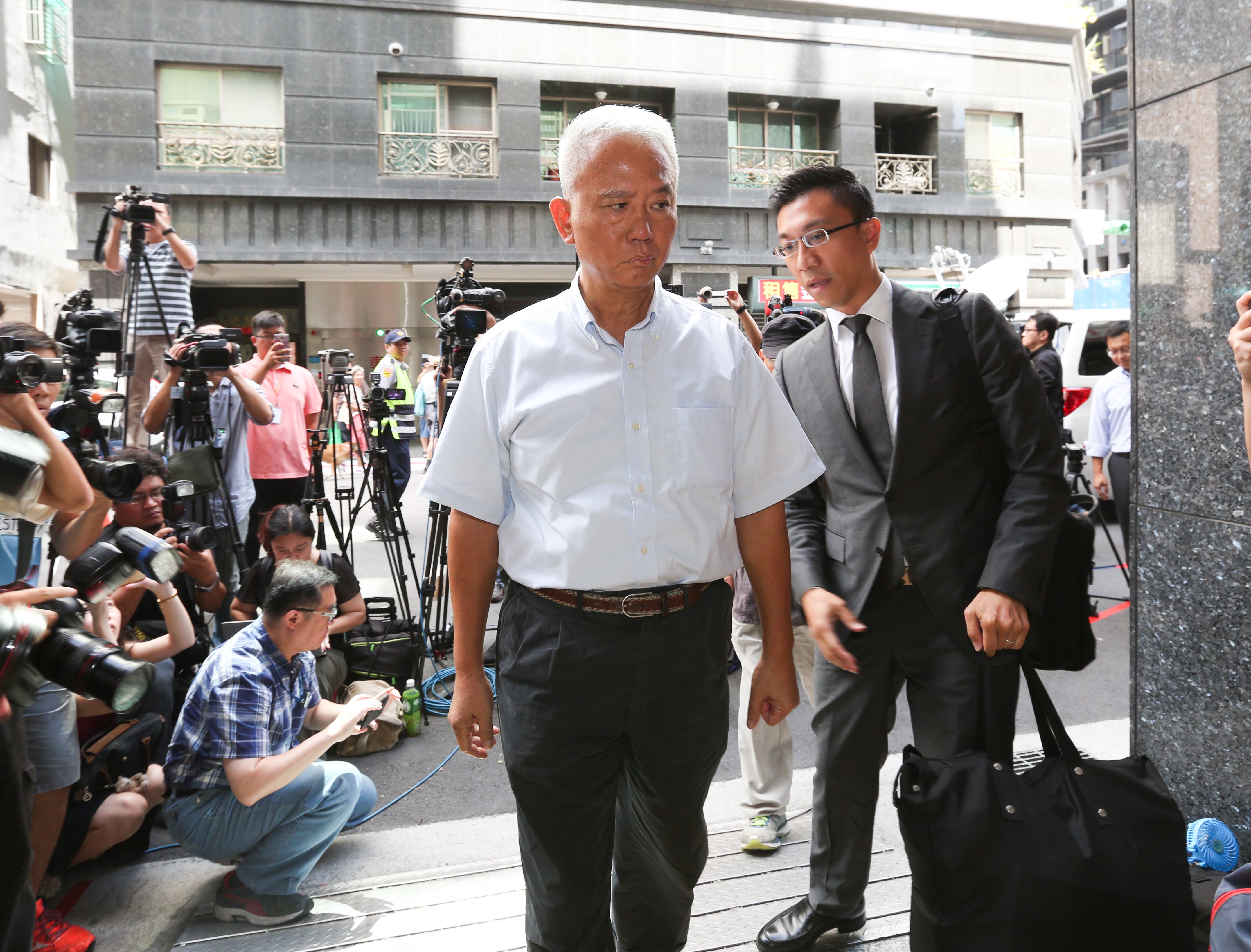 魏應充28日上午約9點50分報到入監，隨身帶了一些藥和書。