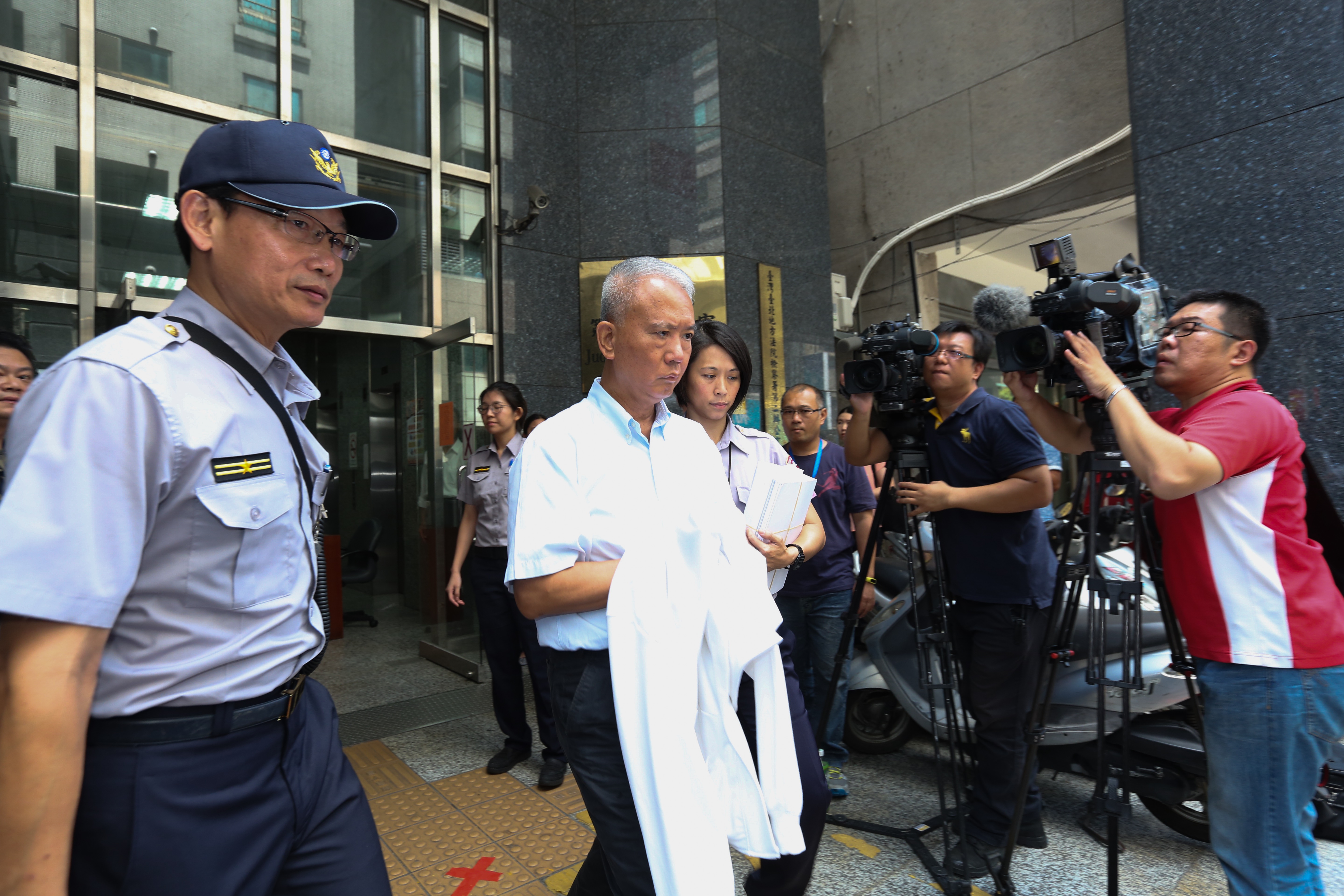 前味全董事長魏應充因涉及味全混油案，今赴台北地檢署報到入監。