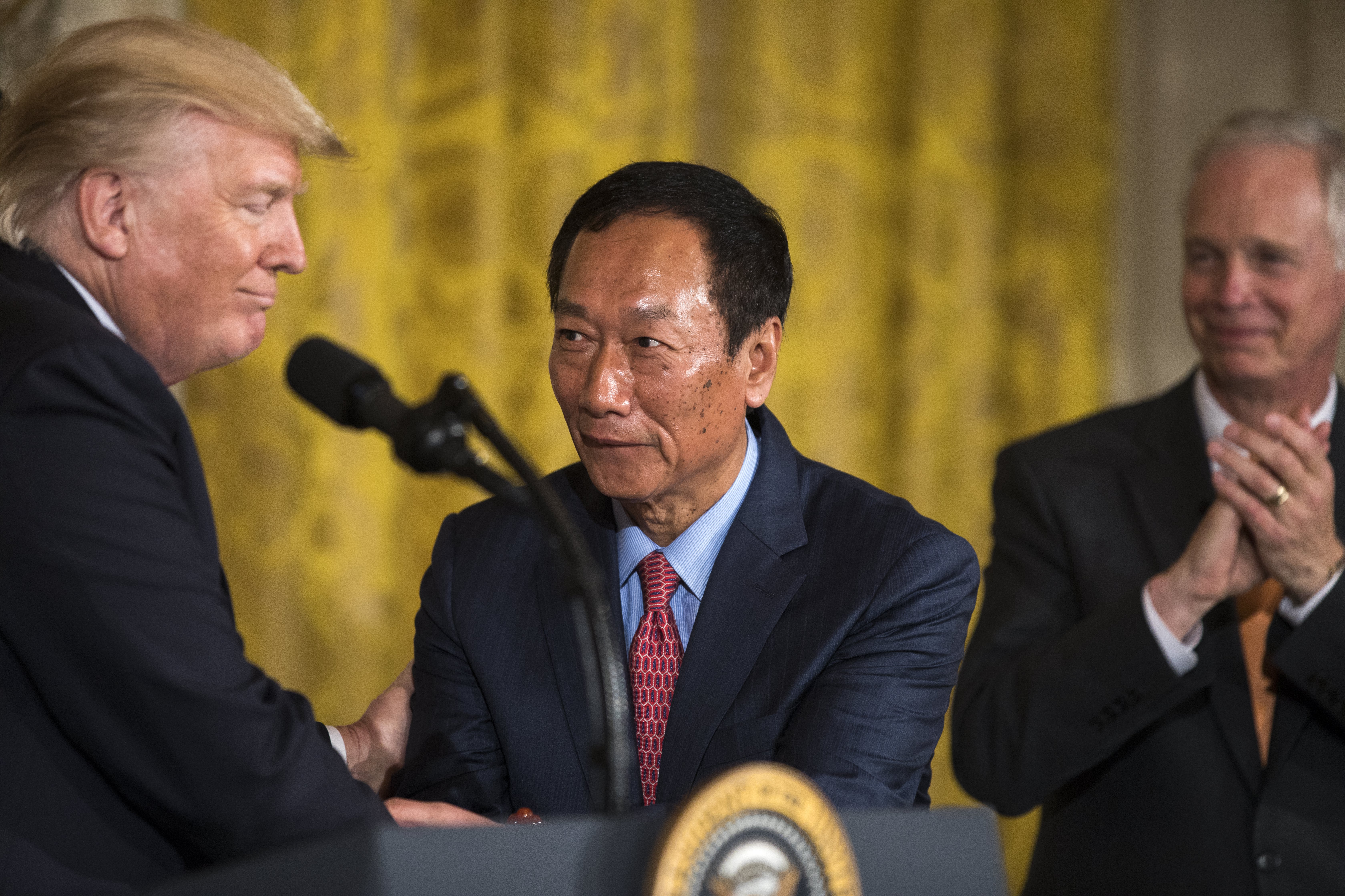 鴻海董事長郭台銘前一天在美國白宮與川普總統一起宣布在美國3000億元投資。（東方IC）