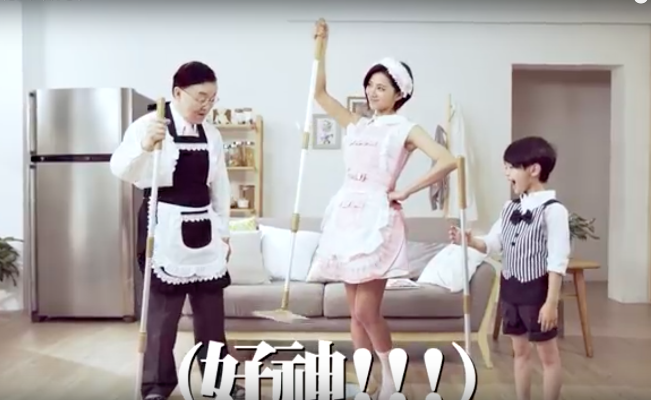 豆花妹X盛竹如的老少配「好神拖」廣告，成功吸引消費者目光。（截自網路）