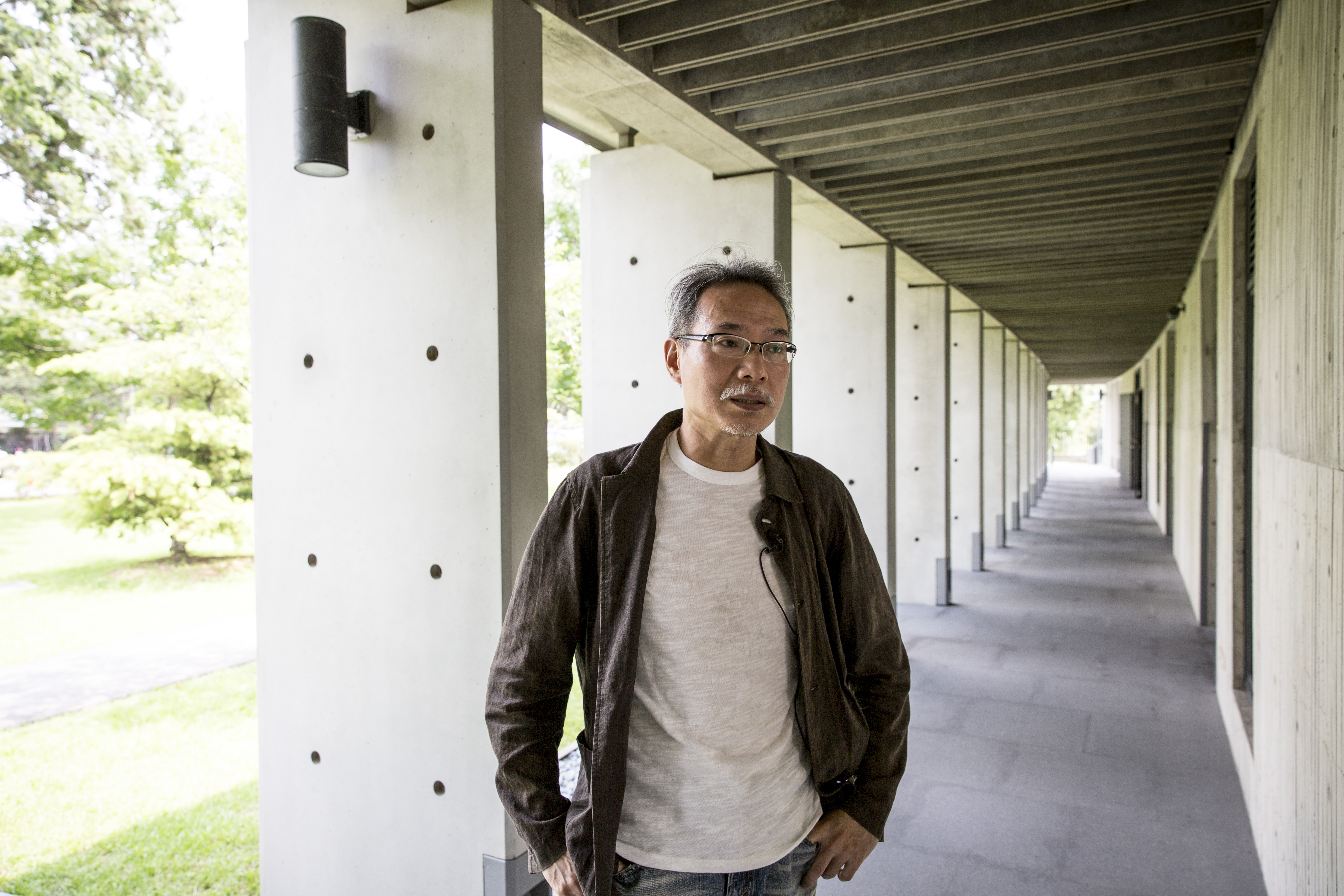 孫德鴻在齋明寺為我們講演廊簷的設計原理。