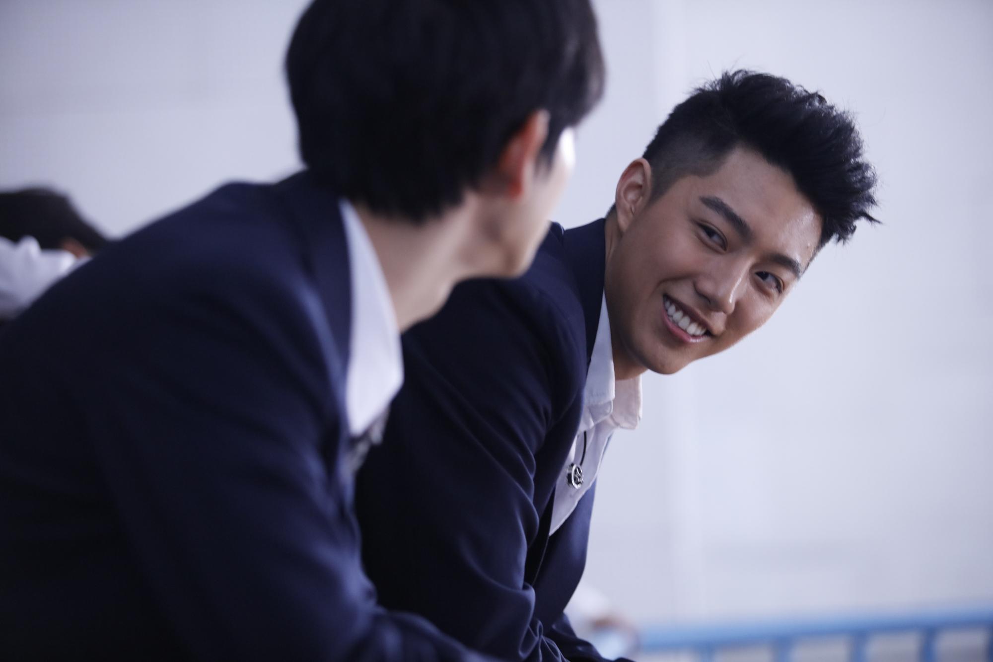 蔡凡熙先演了《報告老師!怪怪怪怪物!》的屁孩,然後才變成《通靈少女》的暖男學長「阿樂」。