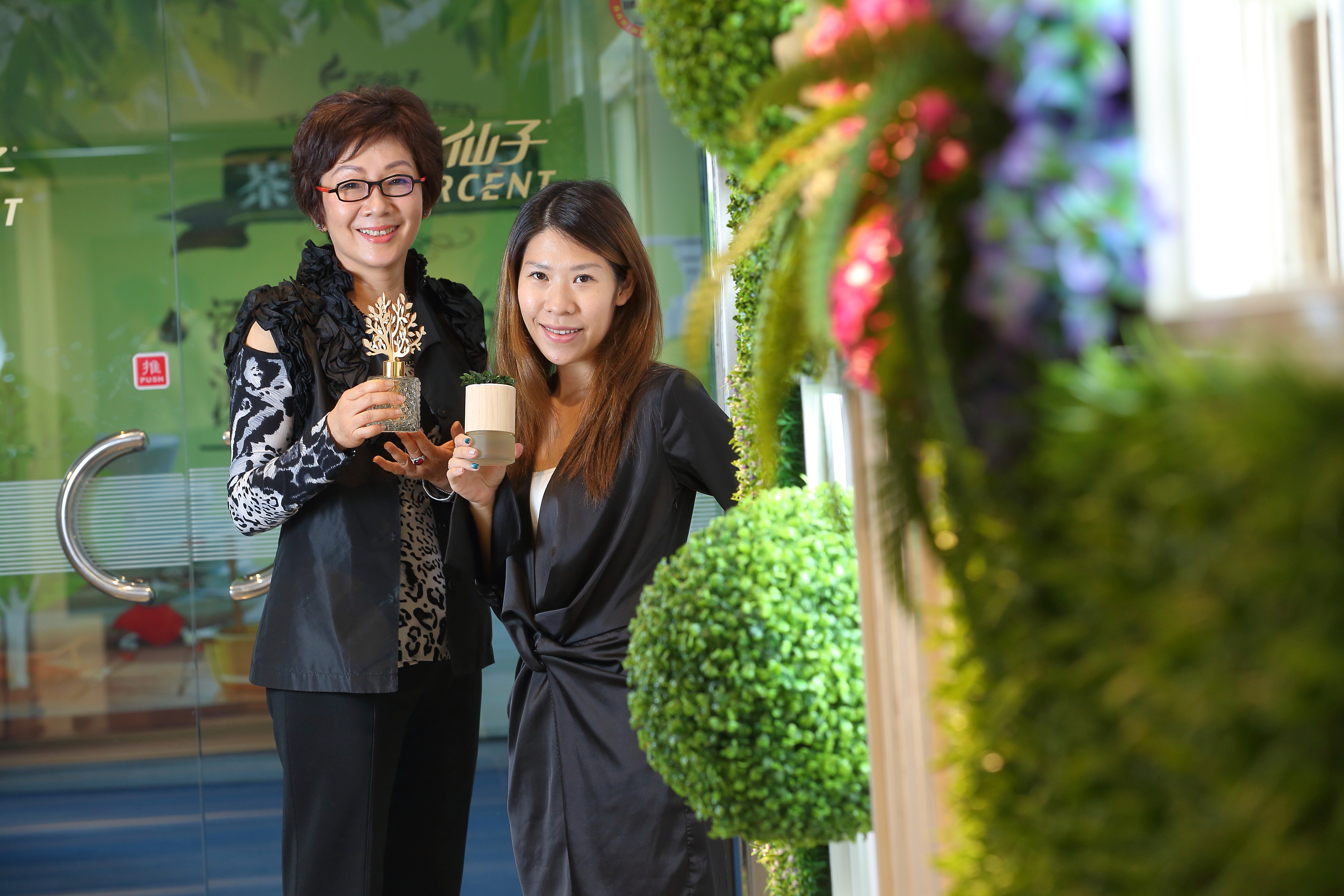蔡心心（左）與擔任總經理的女兒王佳郁（右），母女齊心合作，去年營收達20億元，創下新高。