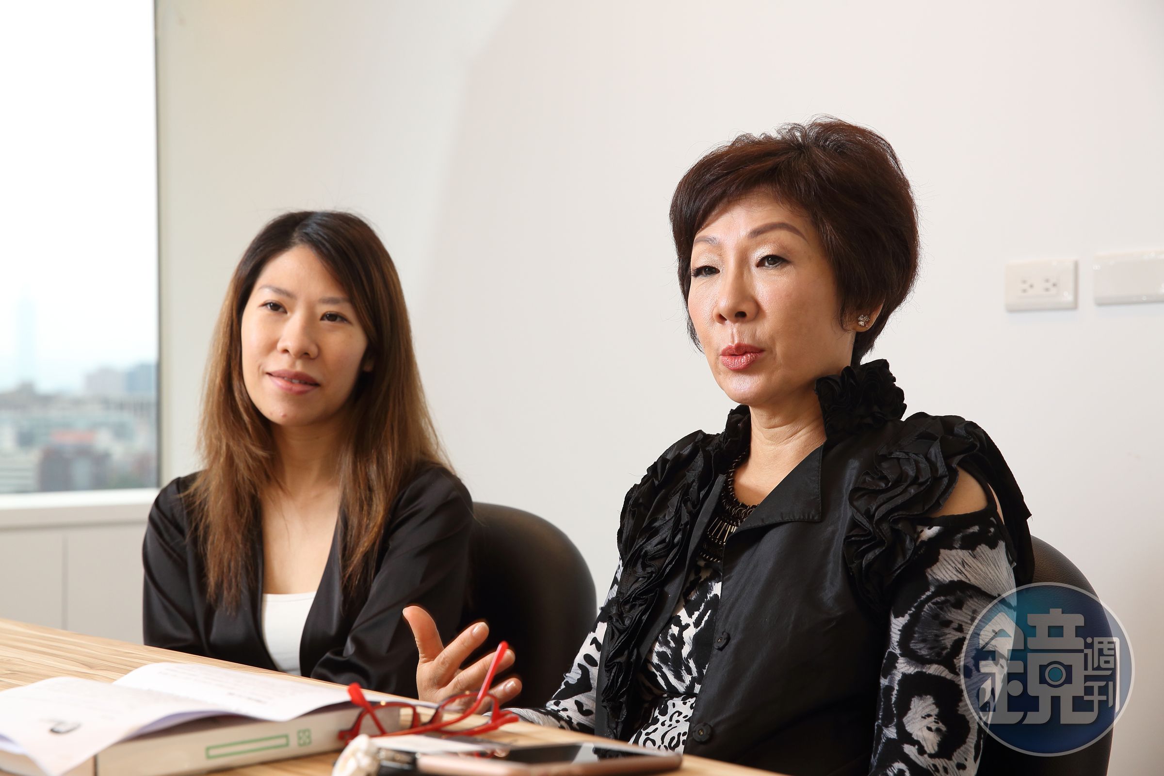 董事長蔡心心（右）與擔任總經理的女兒王佳郁（左），歷經前董座王堯倫驟逝之痛，一起扛起國際化夢想。