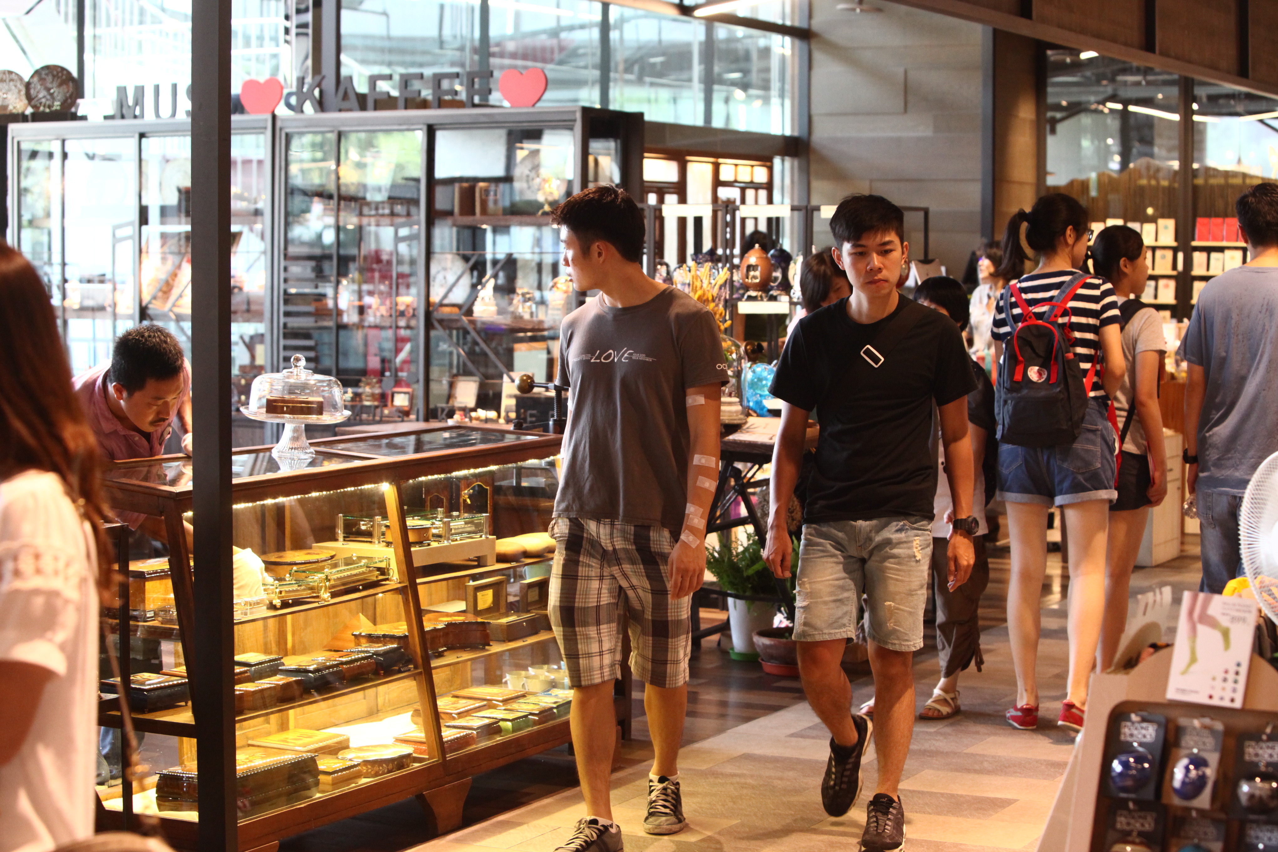 近年來，誠品書店轉型成「誠品百貨」，不只賣書也賣各種生活商品。