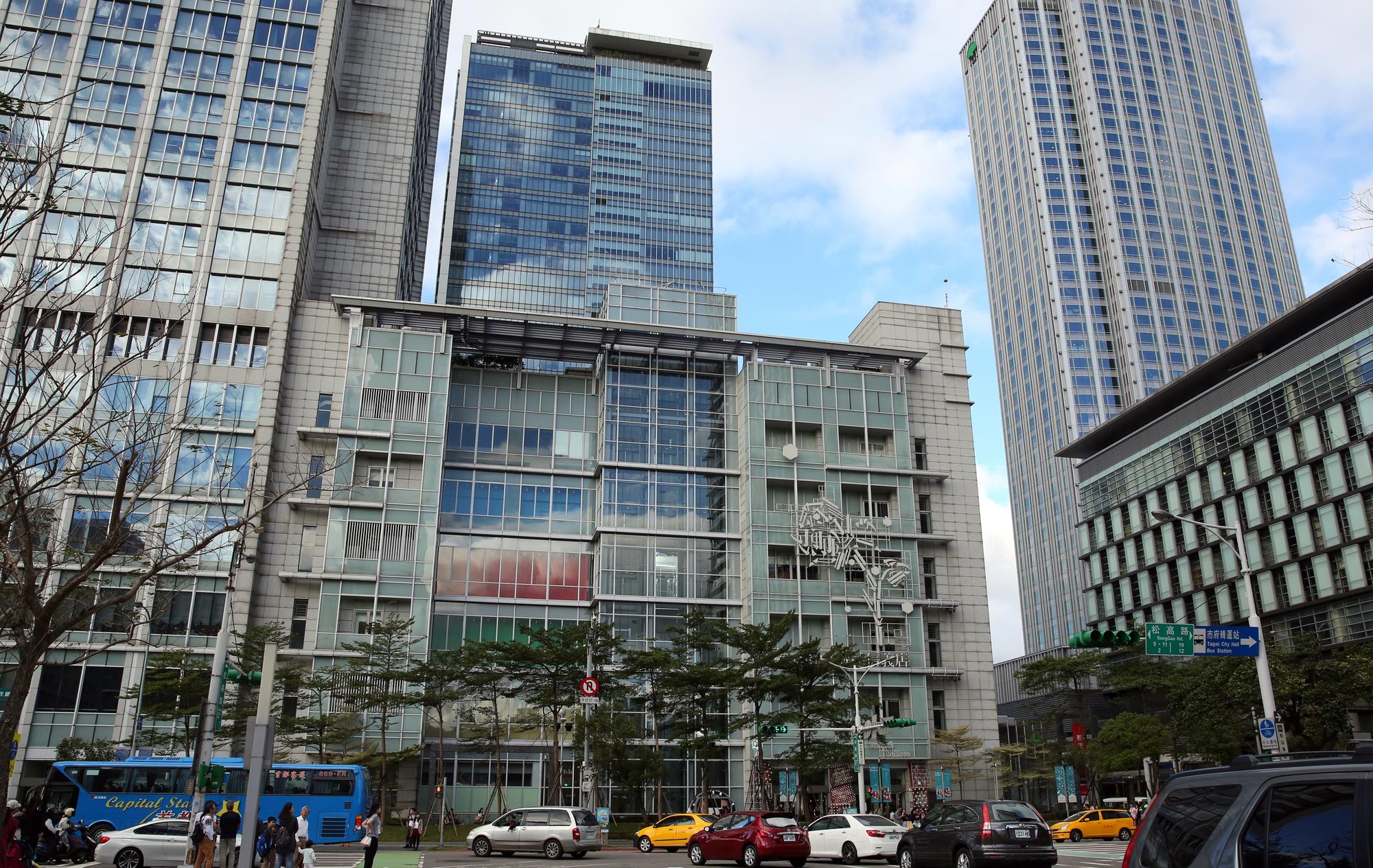 即便台灣出版產值一年不如一年,誠品書店卻愈開愈大,像信義店就有7200坪。