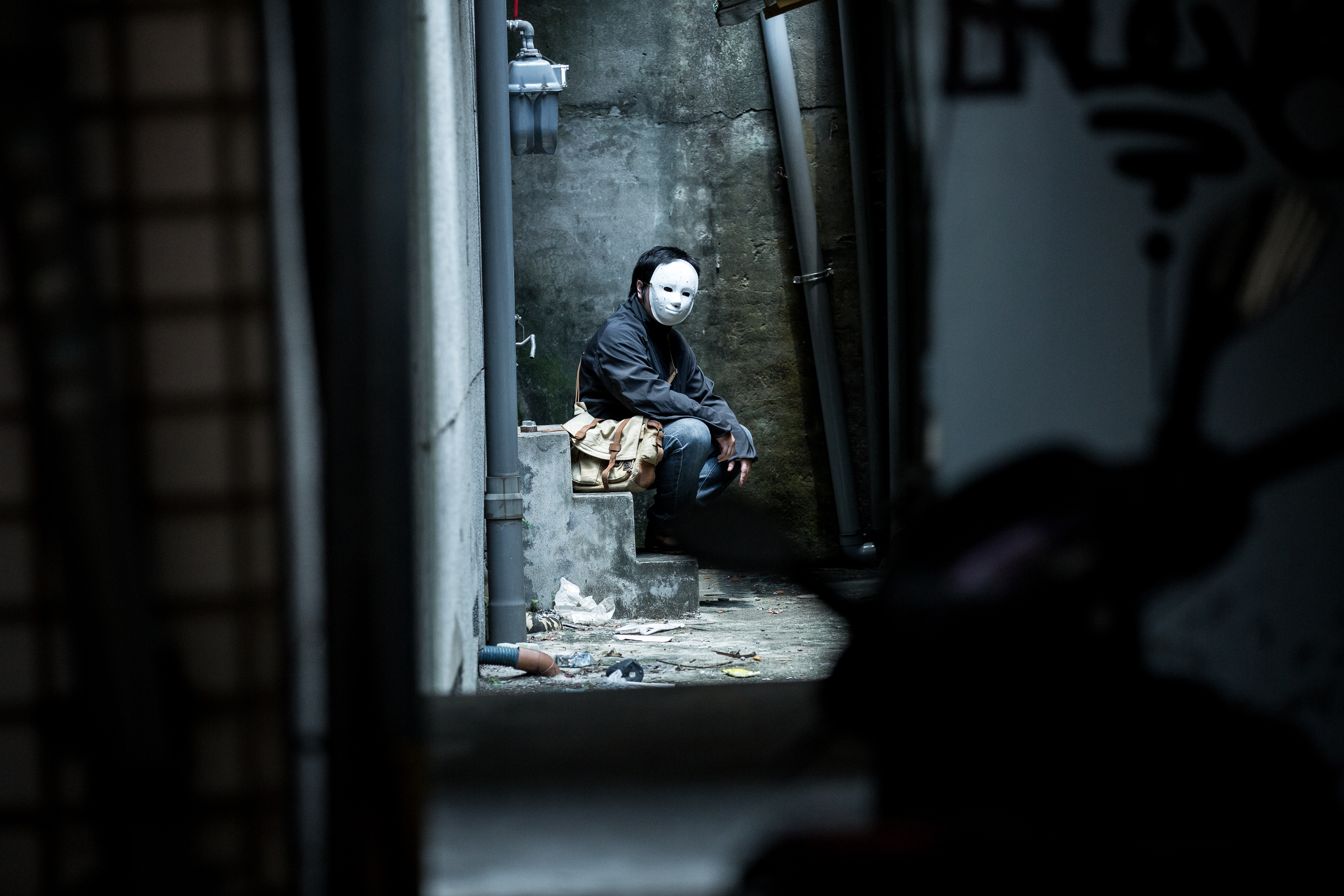 黃踹戴著白色面具拍照，像B級片裡的反派角色，令人不寒而慄。