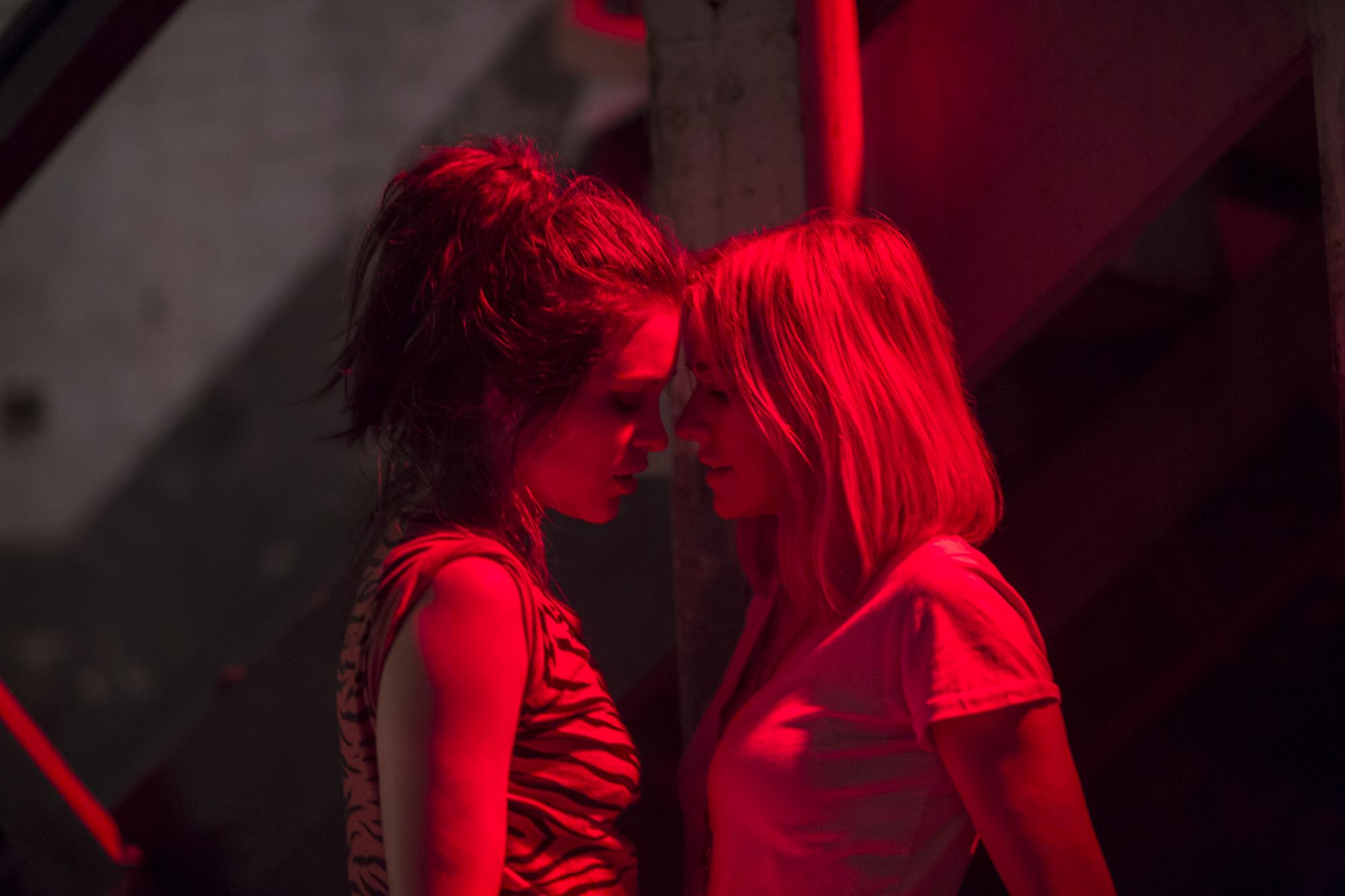 珍與悉妮開始交往，展開一段充滿許多祕密的關係。