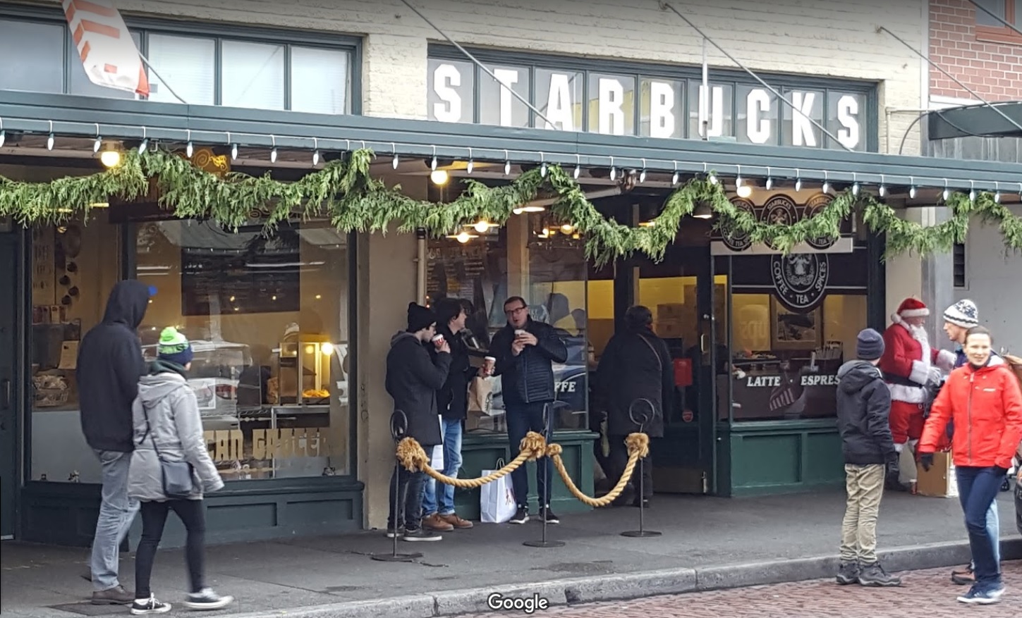 從美國西雅圖發跡的星巴克,原本是專賣咖啡豆的小店,現在已成美式生活象徵。(圖翻攝自google地圖)