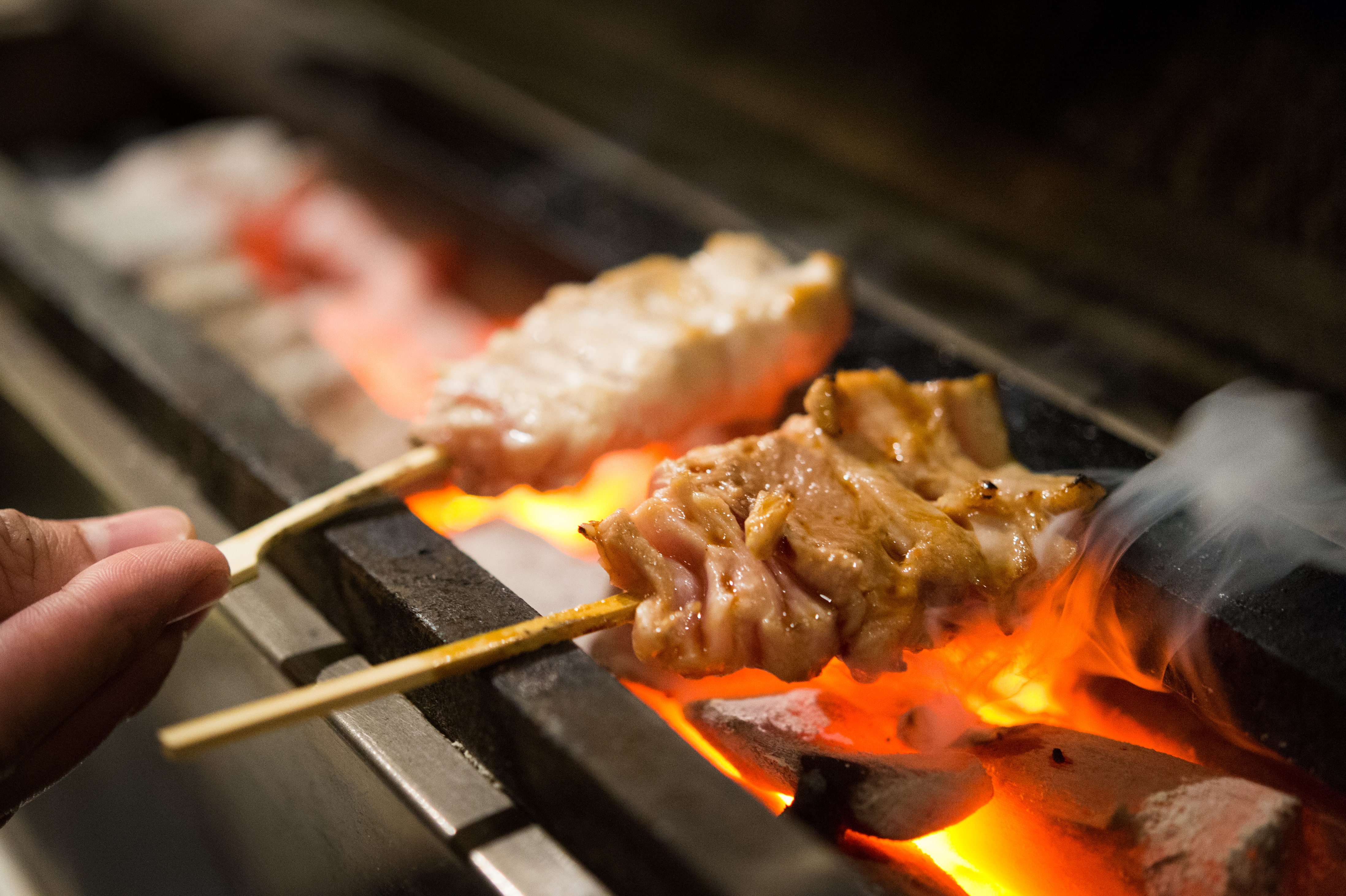 日本東京米其林一星燒鳥「台北鳥喜」抵台，採訪團隊有機會進到燒烤檯旁觀察，發現這裡從炭火控制、食材處理，甚至串籤的選用等細節都很在意。