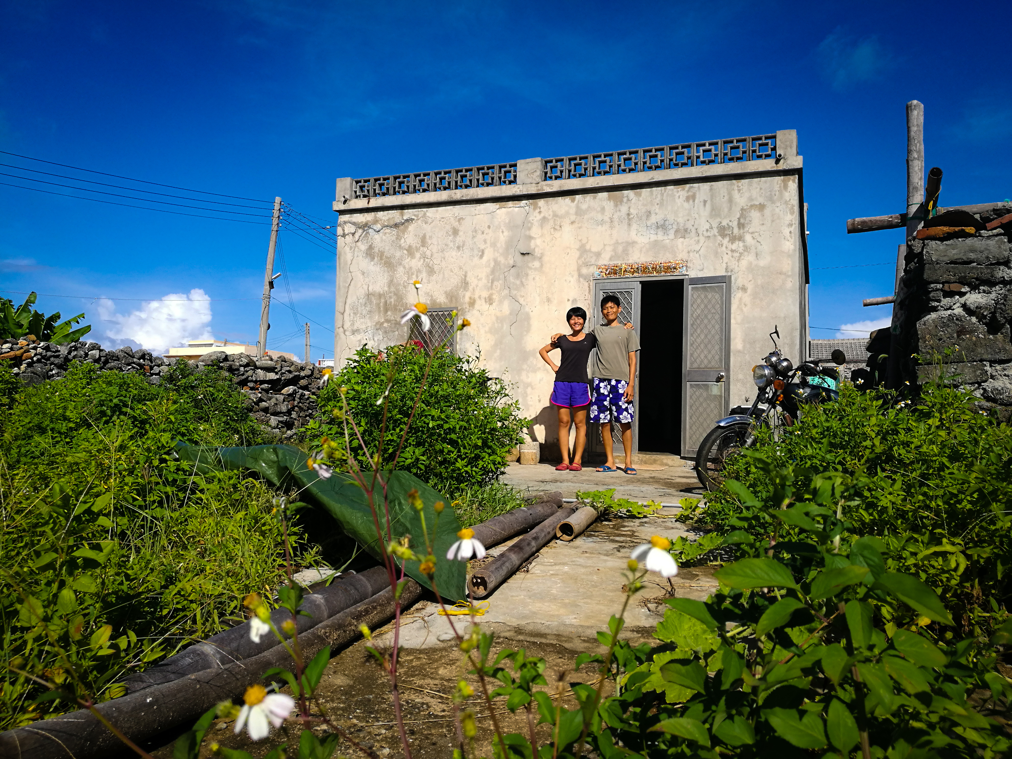 「貨車情侶」搬到望安了，兩人住在一間小屋子裡。