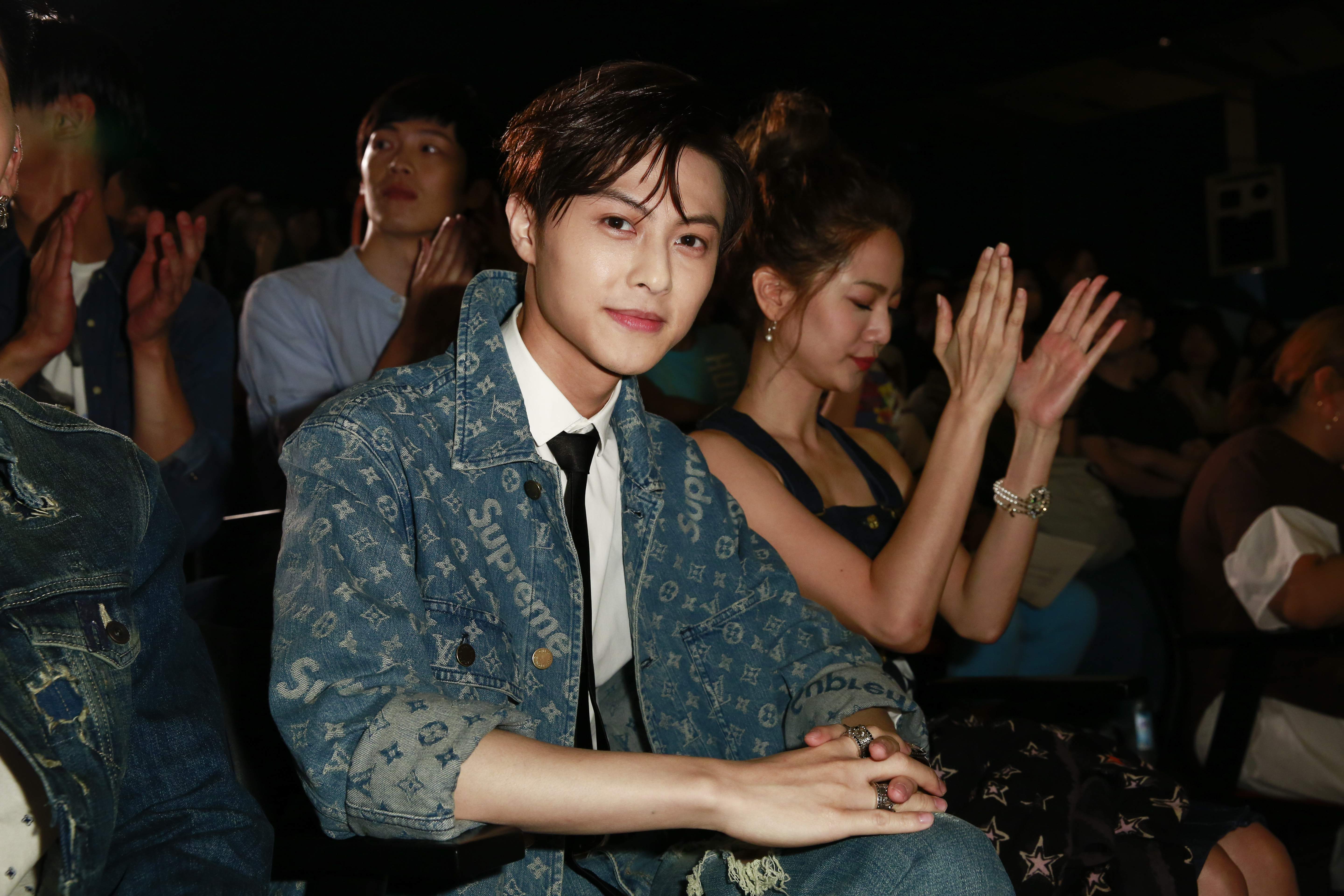 王子很喜歡照顧所有演員，把自己當成里長伯一樣，工作時連燈光、角度、構圖都要管。