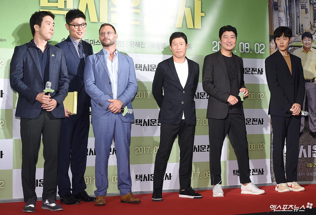 《我只是個計程車司機》導演張勳（左起）、湯瑪斯‧柯瑞奇曼、柳海真、宋康昊與柳俊烈出席電影VIP首映。