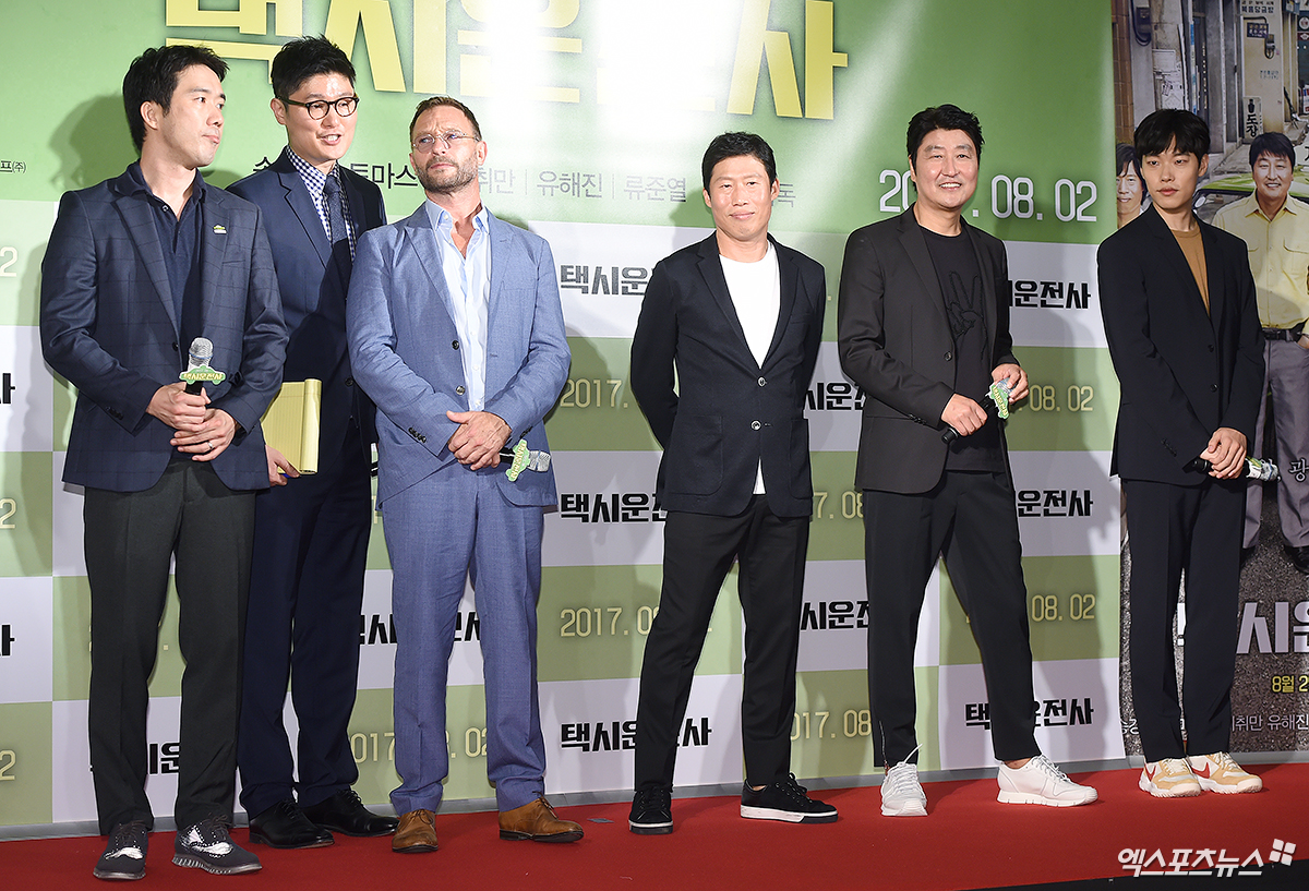 《我只是個計程車司機》導演張勳(左起)、湯瑪斯‧柯瑞奇曼、柳海真、宋康昊與柳俊烈出席電影VIP首映。