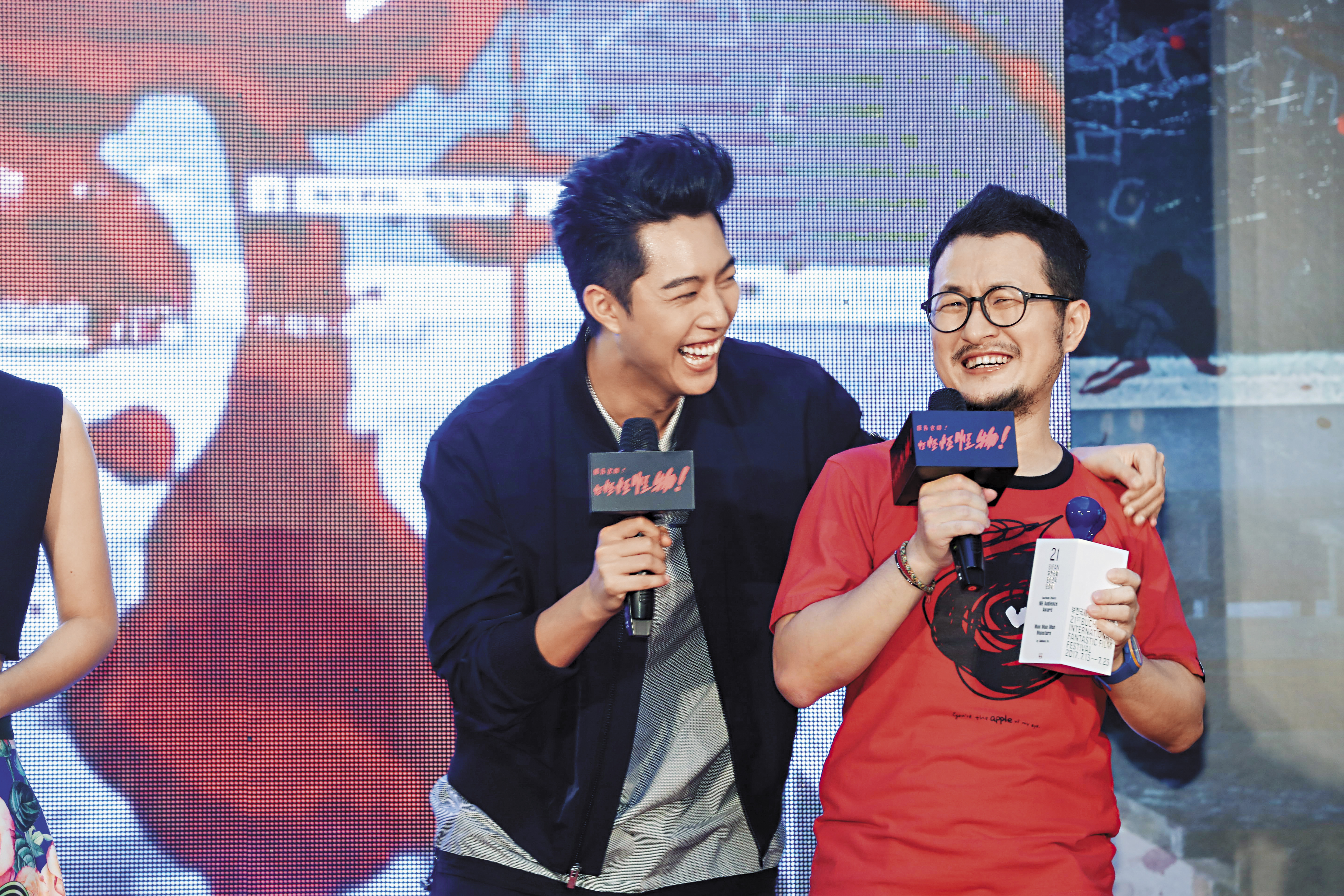 九把刀（右）導演的《報告老師！怪怪怪怪物！》是蔡凡熙入行第一部戲，在刀導慧眼指導下，蔡凡熙演出頗為搶眼。