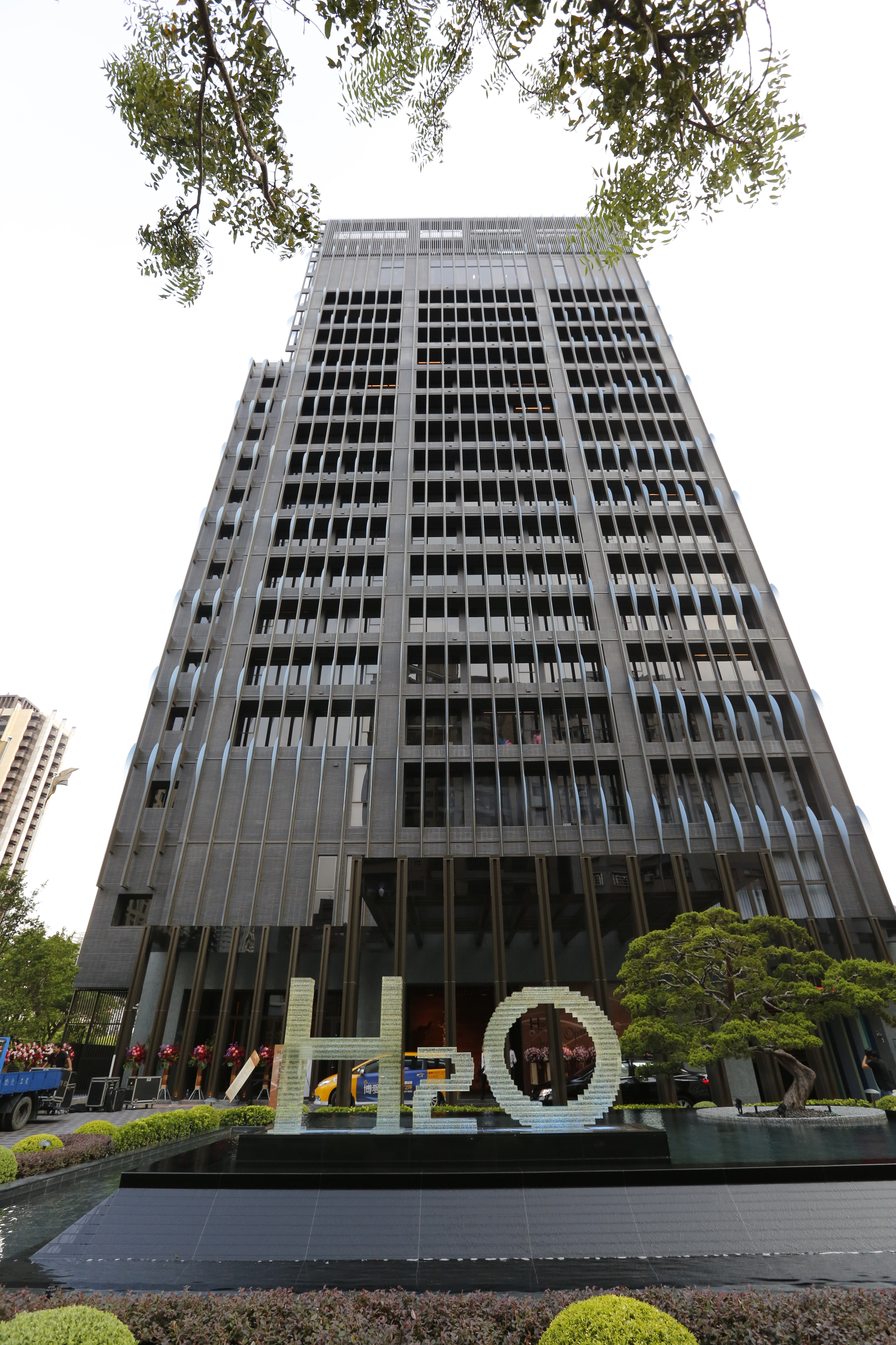  H2O水京棧國內第1間使用全外牆數位Led螢幕顯示系統的飯店。