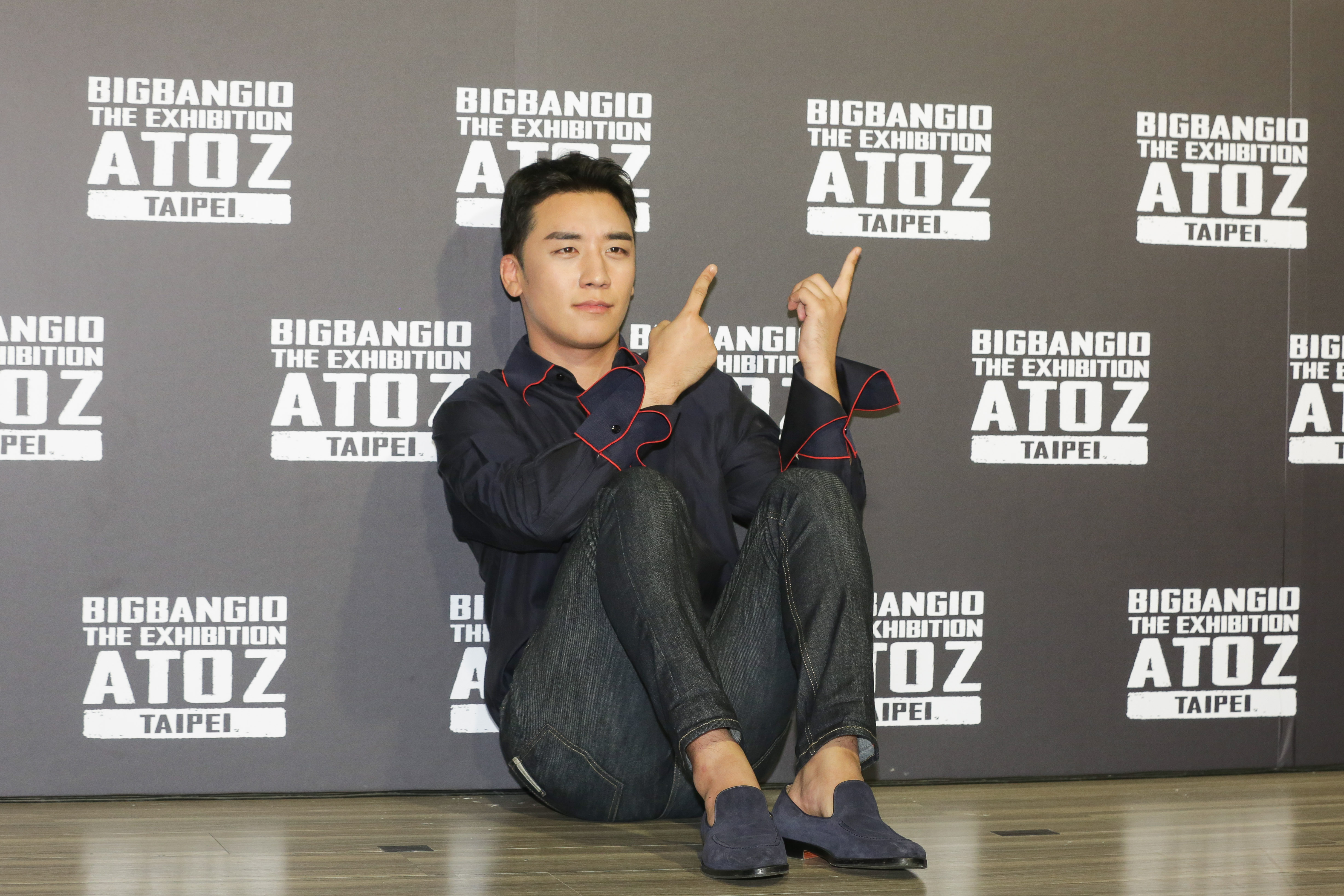 BIGBANG勝利被要求拍照多擺幾個姿勢,率性坐在地上,非常親和。