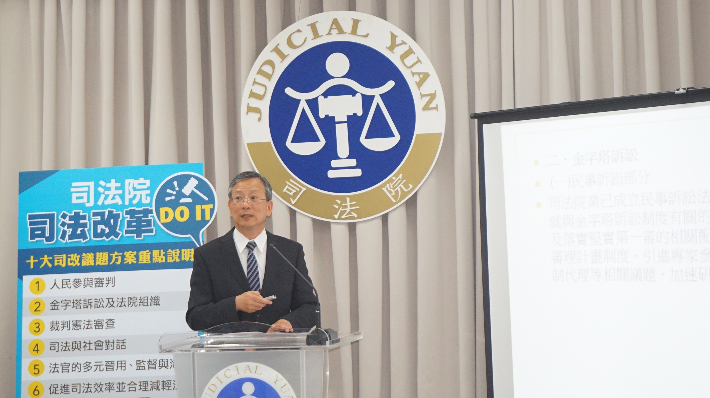 司法院祕書長呂太郎指出，大法官以釋字752號解釋，宣告輕罪案件若二審改判有罪，將可上訴三審。