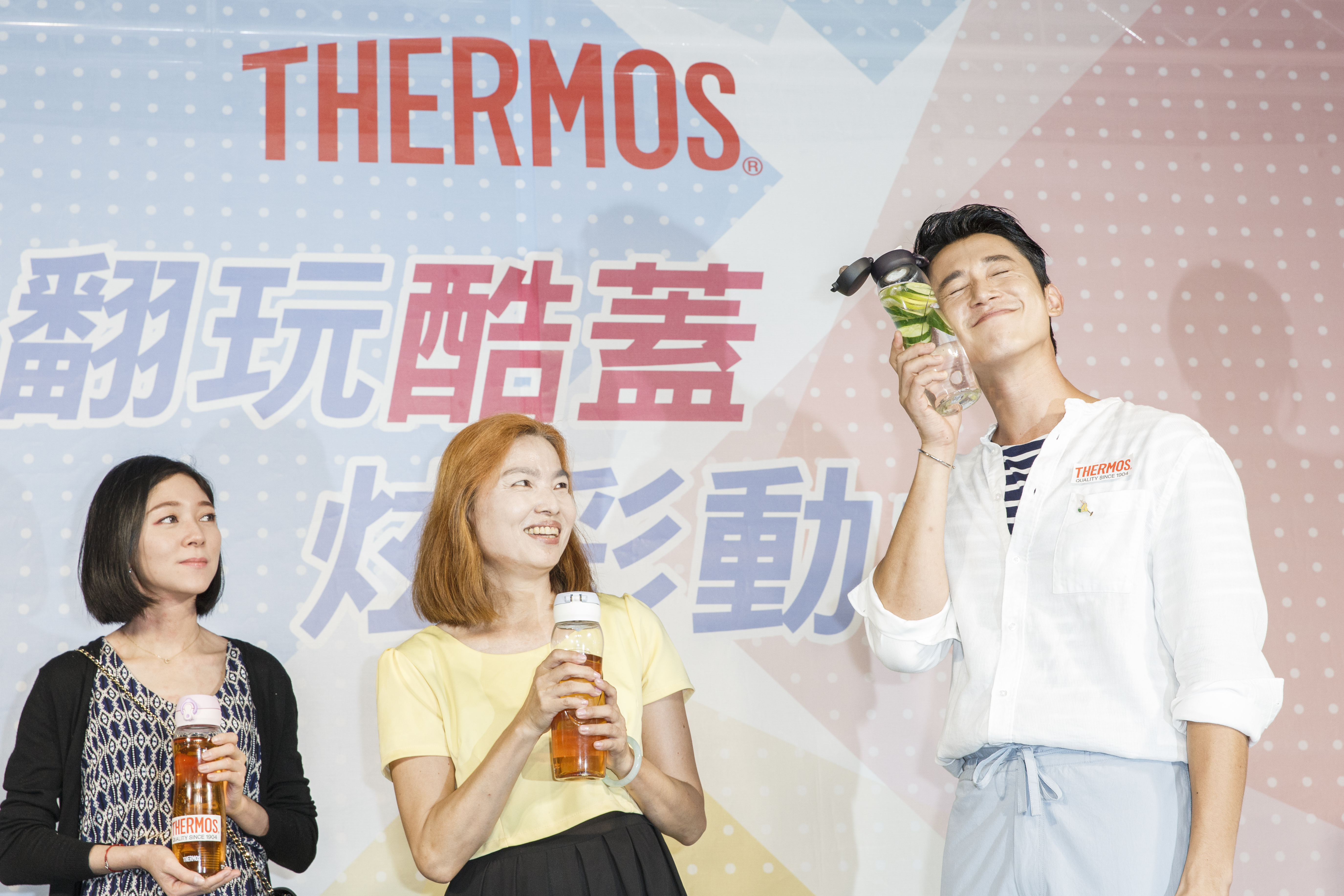 當過bartender的吳慷仁為隨身杯商品擔任一日店長，現場調配一杯裝了檸檬的美美冷泡水，還一臉陶醉的樣子。