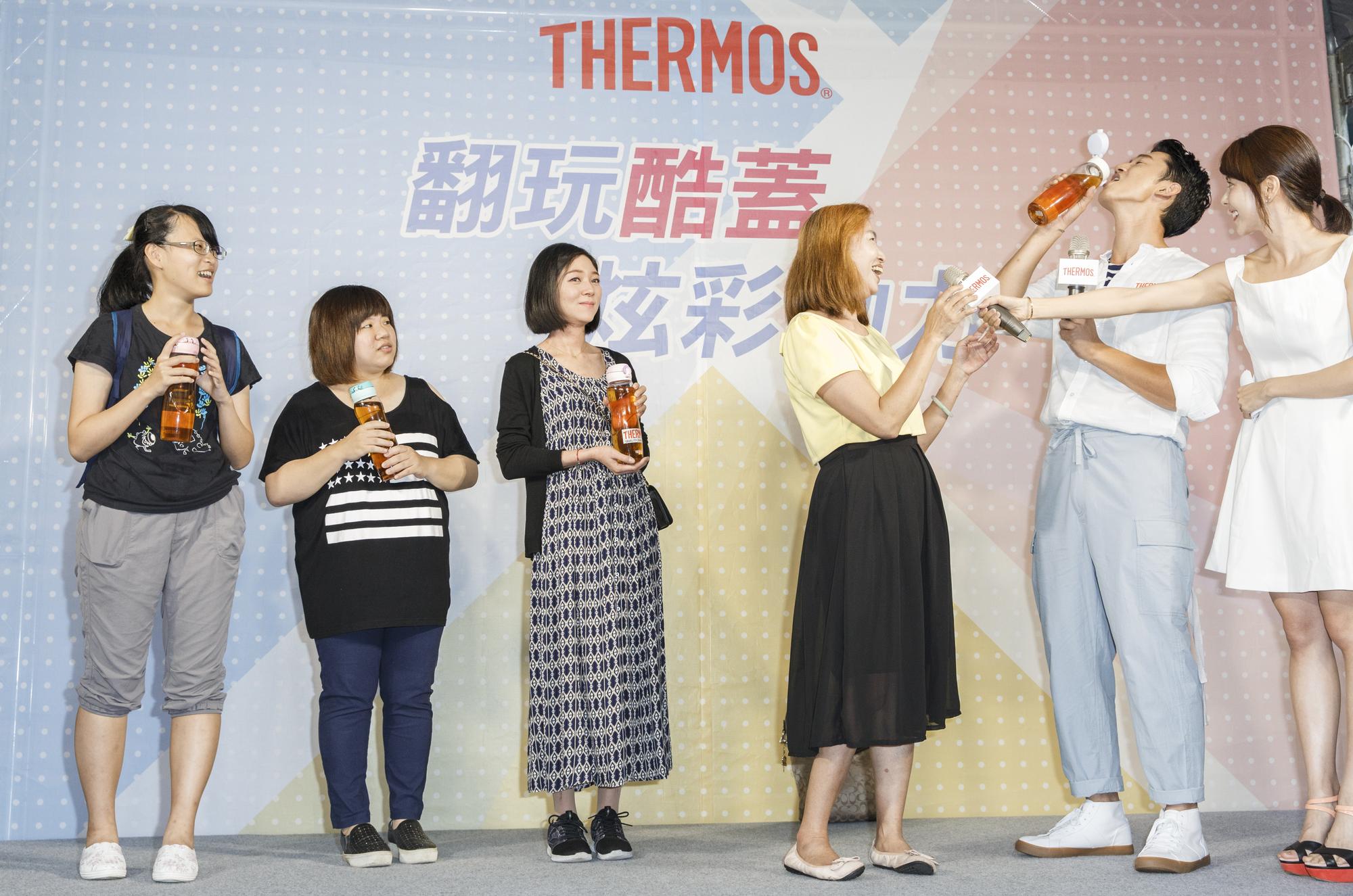 吳慷仁沒猜到左二女粉絲才是喝到糖水的人，他拿來對方的水瓶，直接倒了一口水入口，不在乎瓶口是否有粉絲的口水。