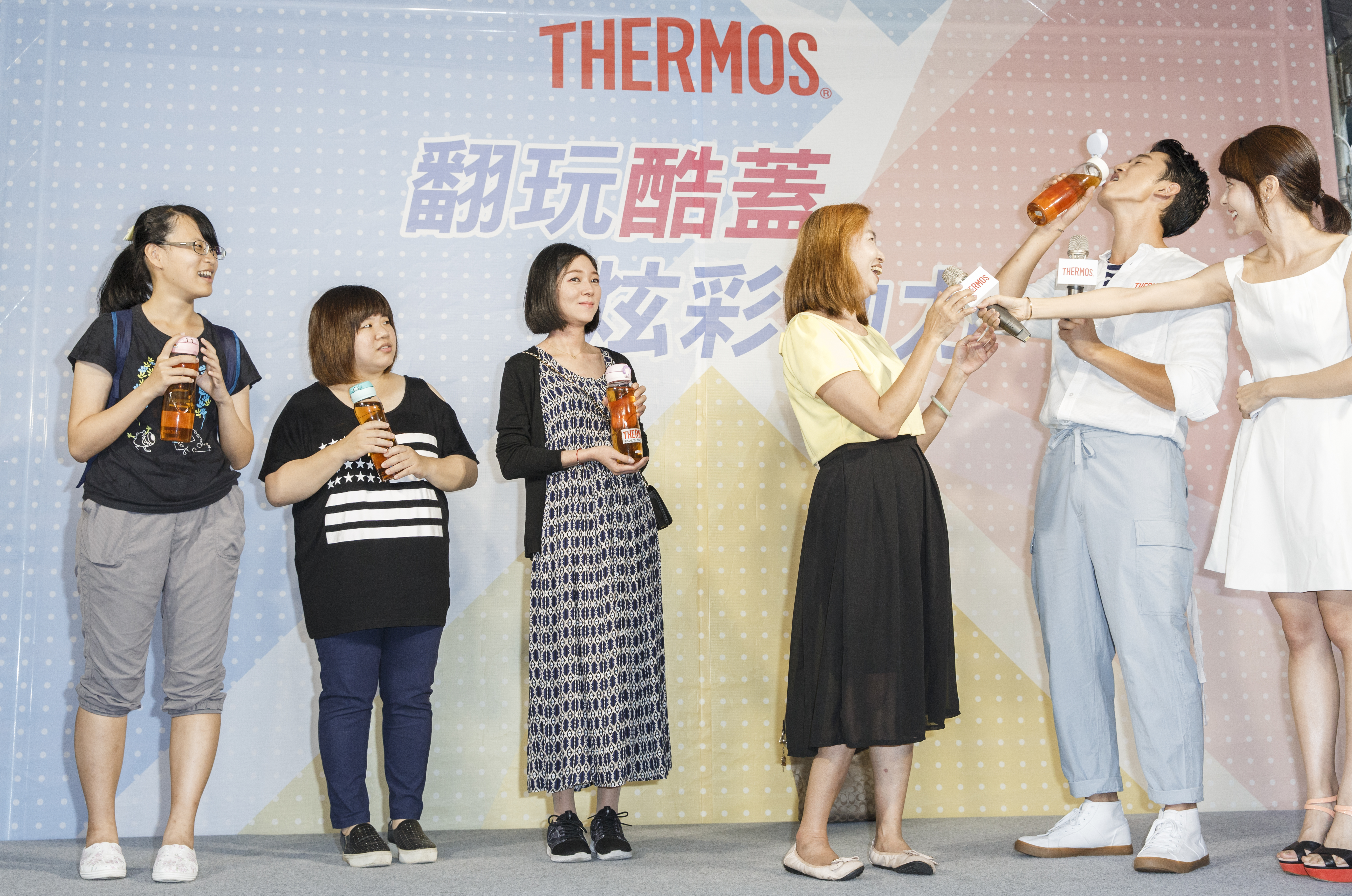 吳慷仁沒猜到左二女粉絲才是喝到糖水的人,他拿來對方的水瓶,直接倒了一口水入口,不在乎瓶口是否有粉絲的口水。