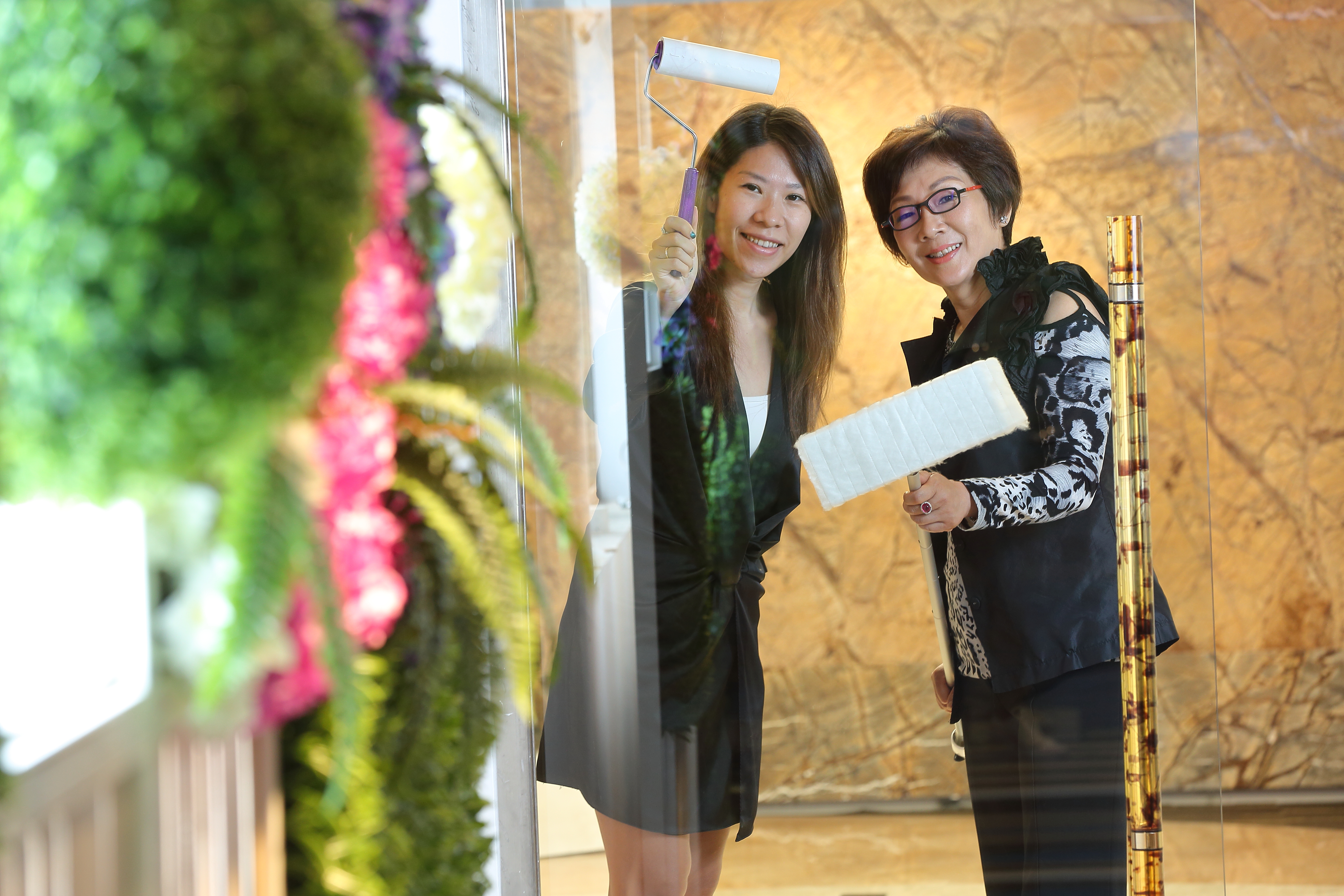 花仙子董事長蔡心心欣慰的說，幸好大女兒、總經理王佳郁願意接班，不然丈夫驟逝，曾一度壓力大到想賣掉公司。