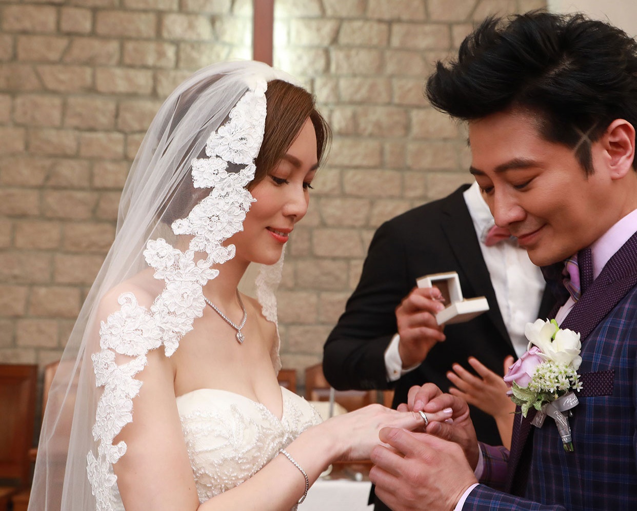 孫耀威為陳美詩戴上3克拉，估計價值上千萬元的鑽戒，撂話自己「洗澡也不會拿下來」。（翻攝自DR鑽戒-DarryRing微博）