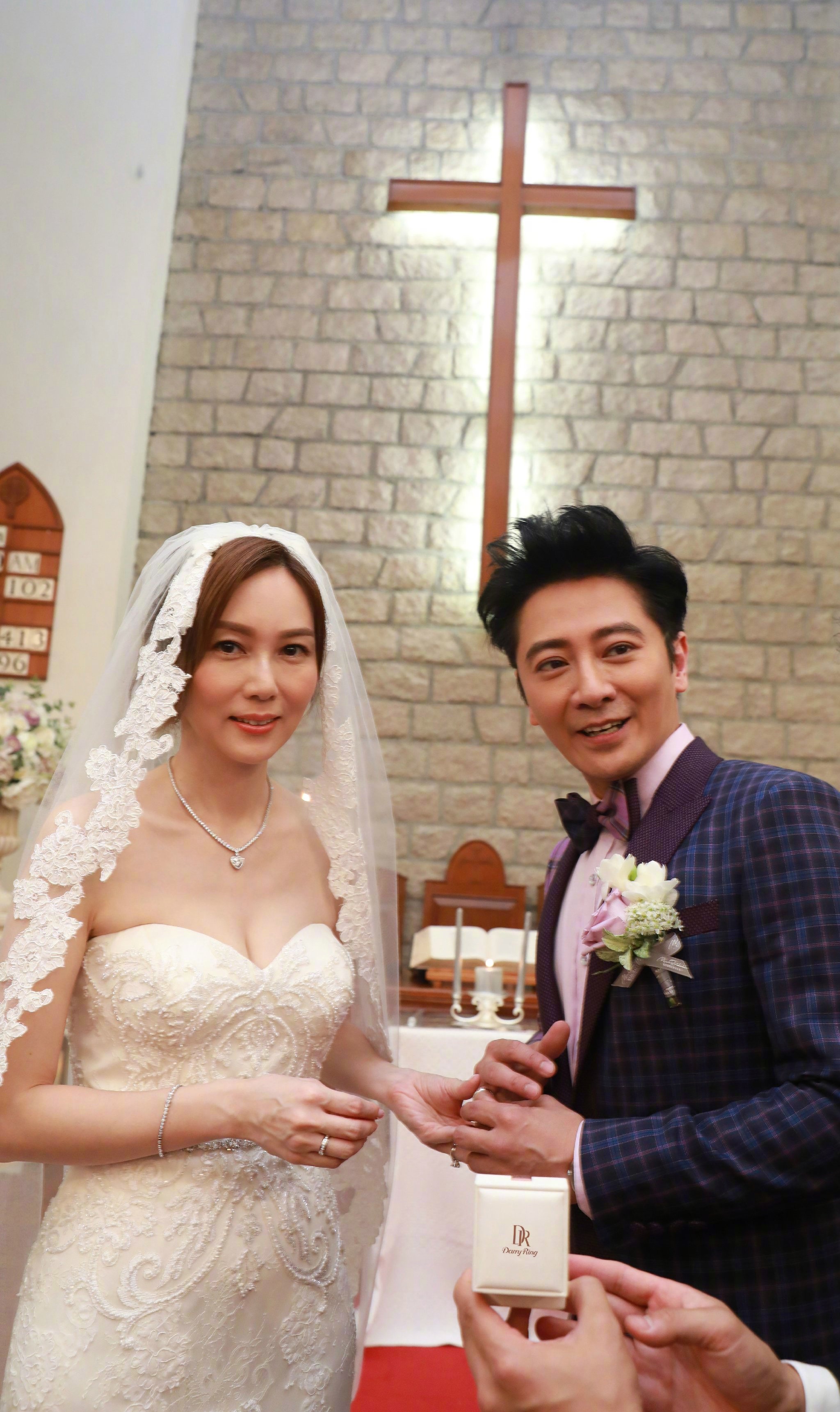 孫耀威與陳美詩交往8年，終於在29日舉行婚禮，正式結為夫妻。（翻攝自DR鑽戒-DarryRing微博）