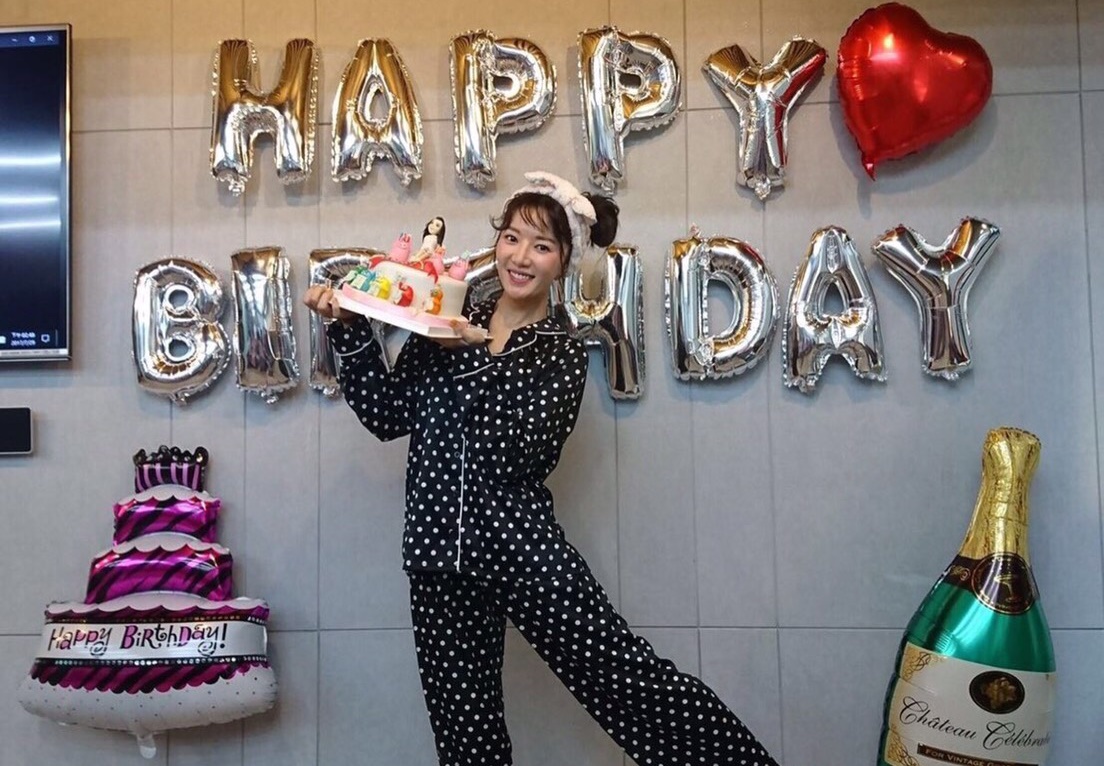 粉絲們提早為8月3日生的李杏辦慶生趴，李杏也開心端著有自己公仔造型的翻糖蛋糕拍照。