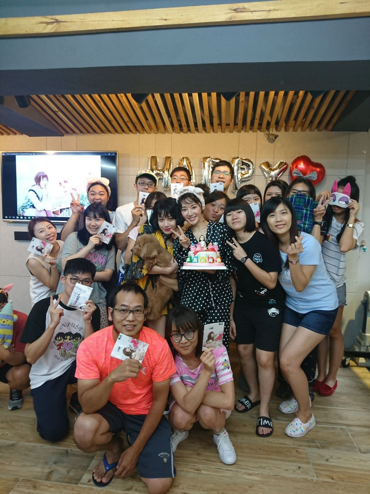 李杏不僅有粉絲、有好友洪于晴送上蛋糕，還有愛犬一起過生日，連崇拜的大師姊楊謹華都拍影片祝賀，她直呼好幸福！