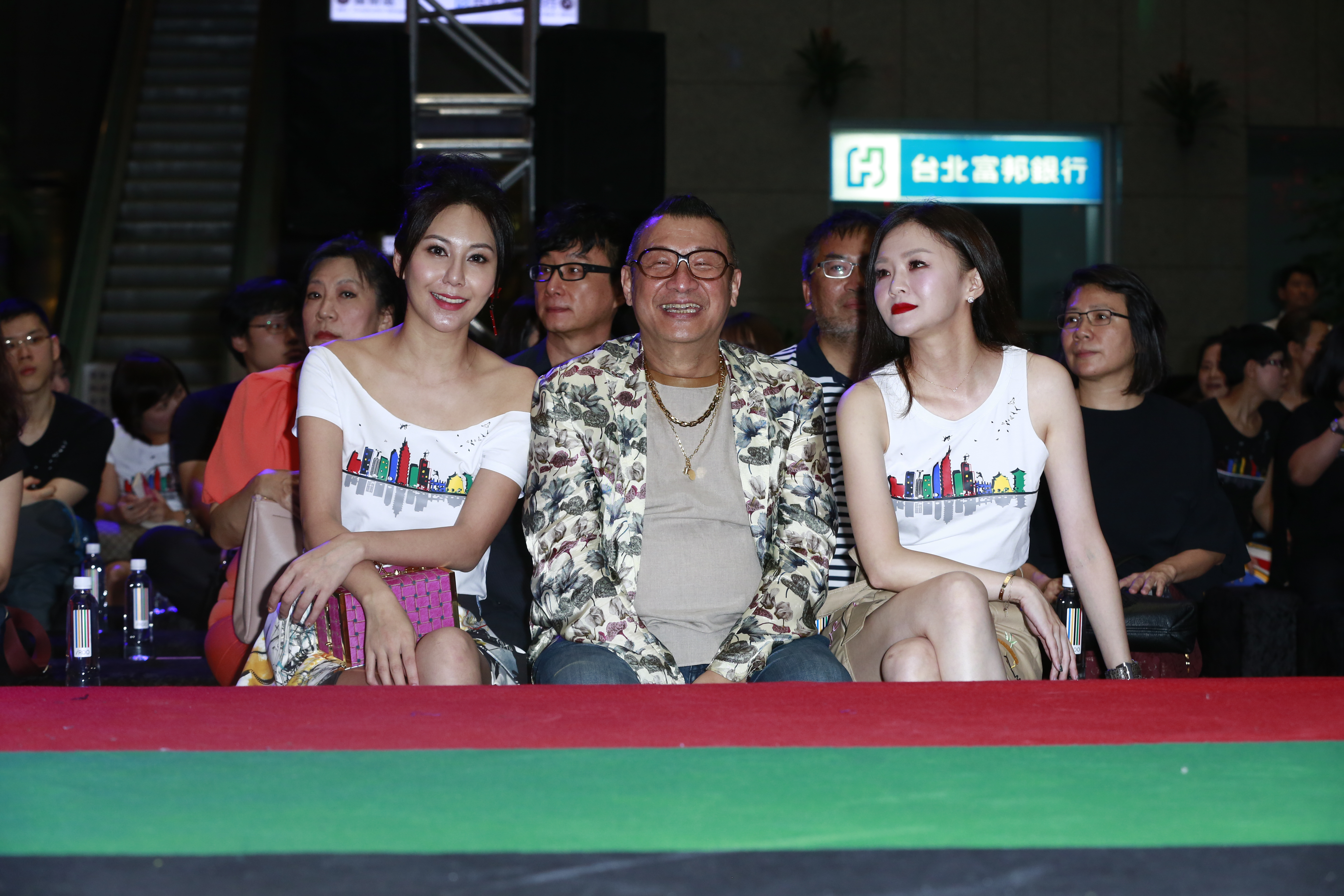 凱渥名模一字排開,創辦人洪偉明(中)帶著愛將洪曉蕾(左)及「花花」張嘉雲前來捧場。
