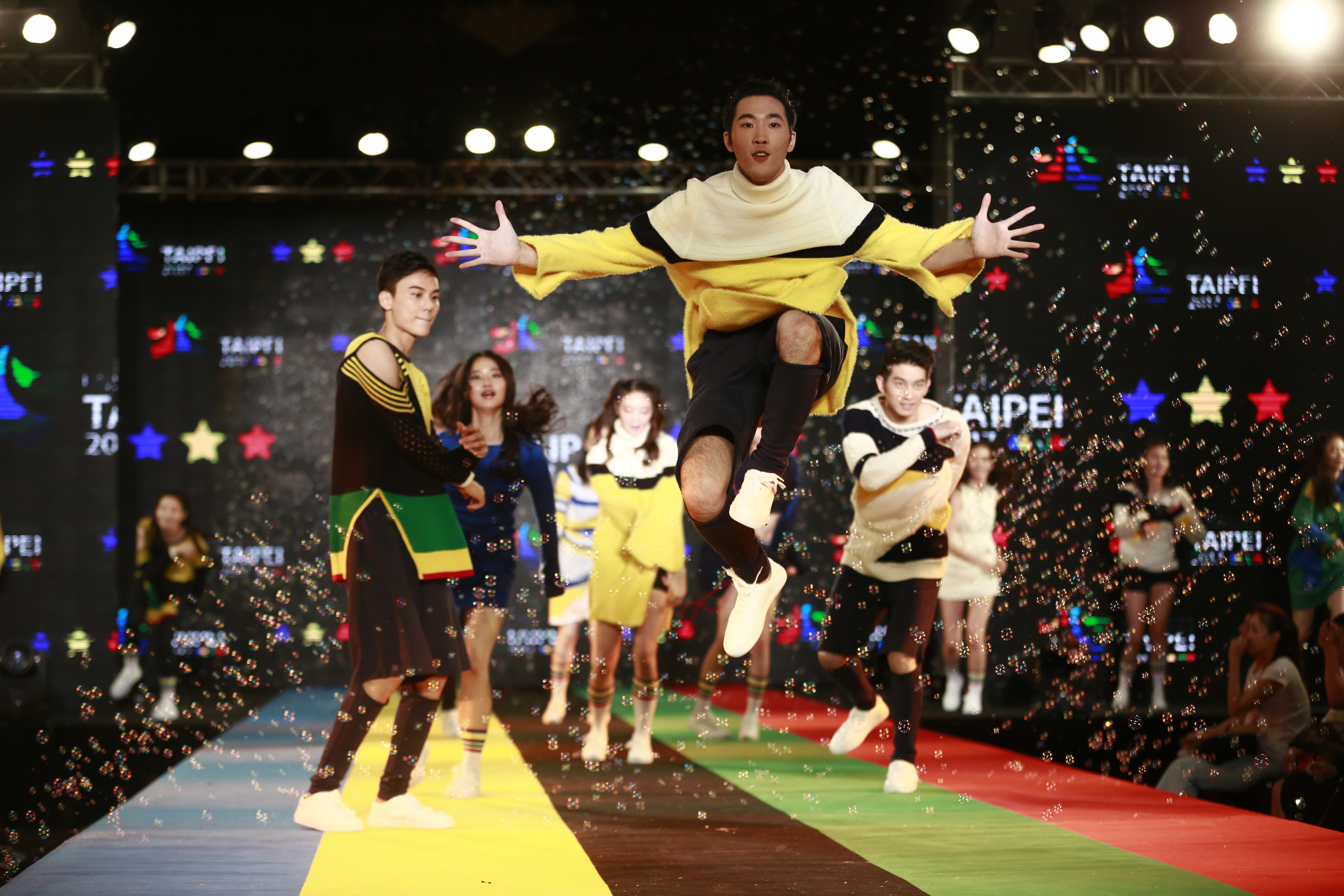 贊助設計世大運服裝的品牌舉行Fashion Show，展示上百套世大運服裝及品牌最新系列款式。