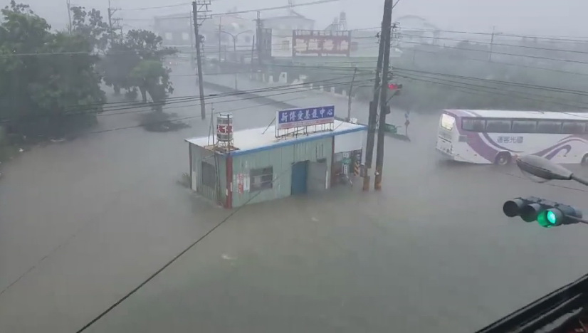 尼莎來勢洶洶,光是羌園地區總累積雨量就超過600毫米,四處都是汪洋一片。
