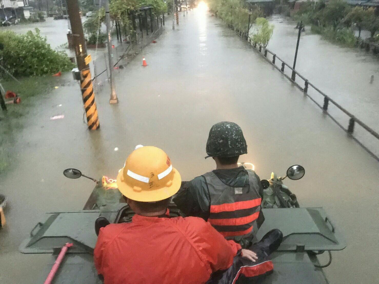 屏東地區淹水成汪洋，國軍出動救援。