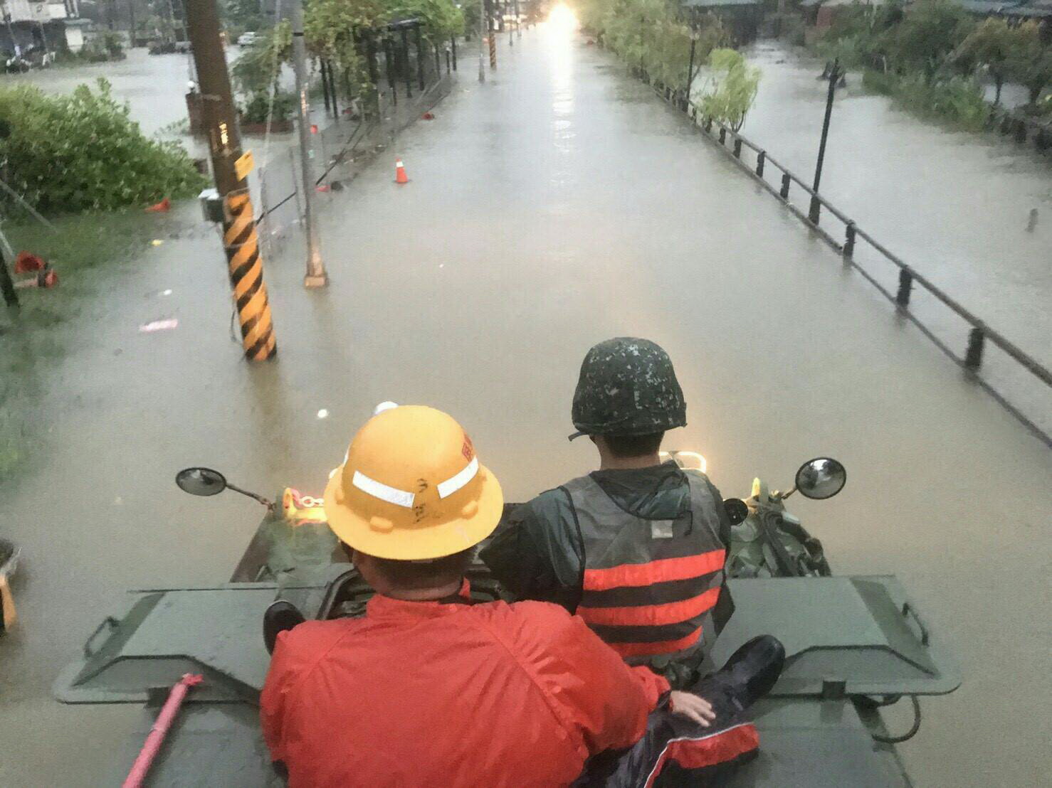 屏東地區淹水成汪洋，國軍出動救援。