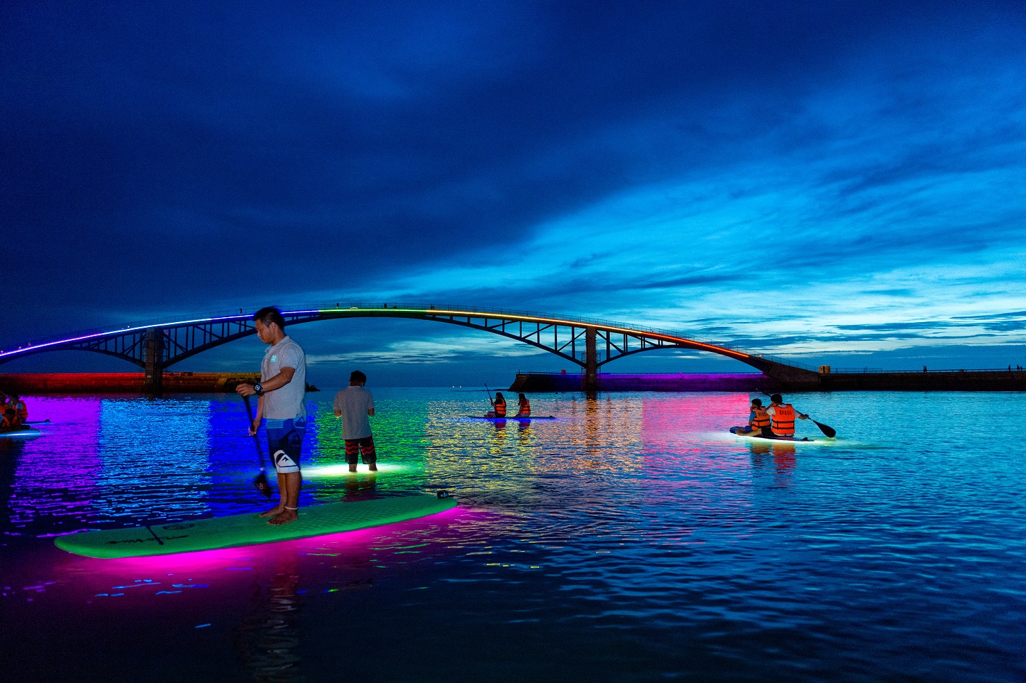 傍晚時間坐上螢光SUP看澎湖，晚霞很美。