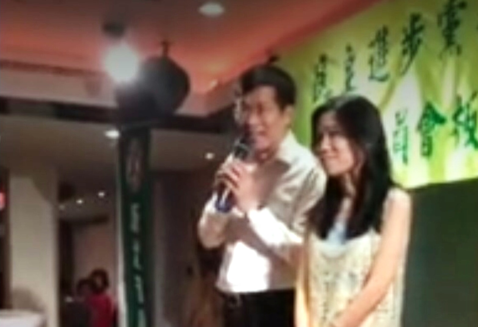 羅致政昨日出席民進黨新北市黨部婦女發展委員會板橋分會成立大會，妻子陳亮吟就陪在身邊。（翻攝畫面）