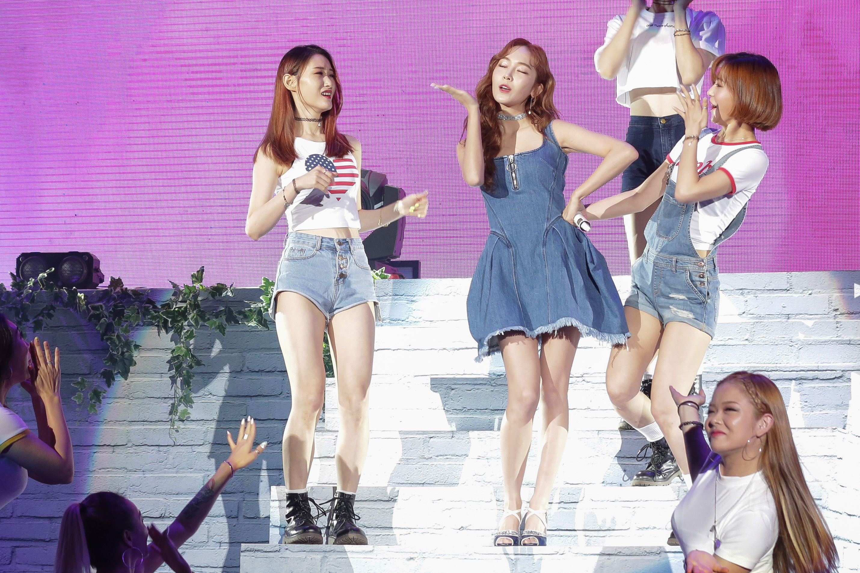 潔西卡二度來台開唱，以〈Celebrate〉為演唱會揭開序幕。