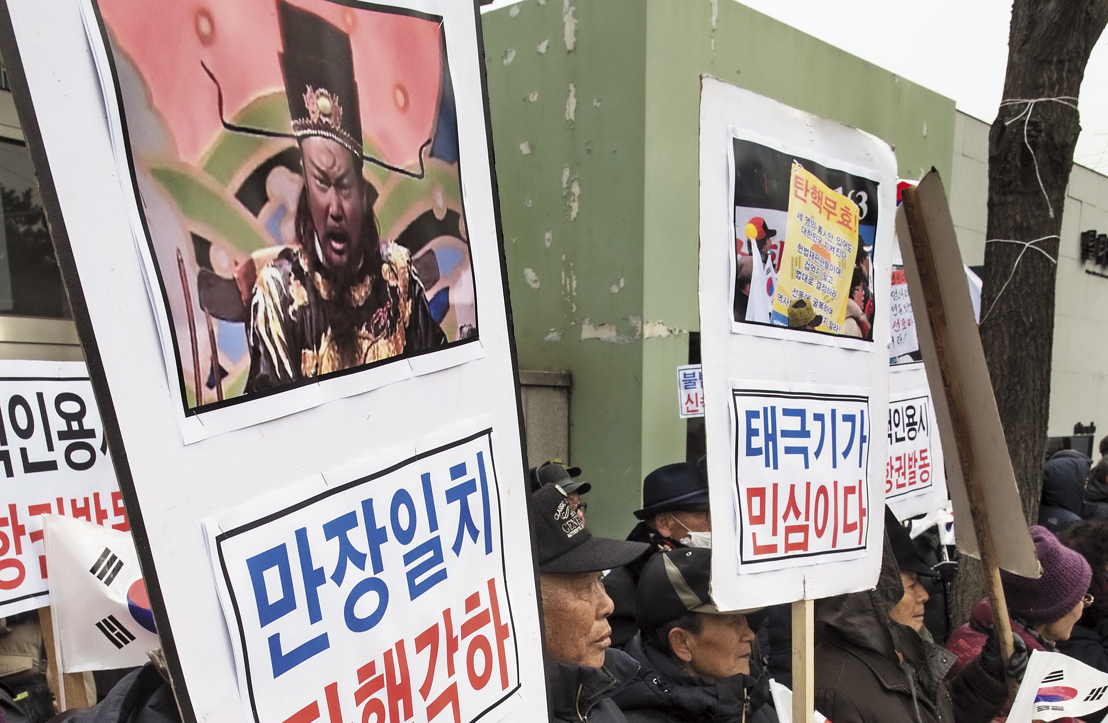 《包青天》風靡韓國23年，連朴槿惠「閨密門」時，支持民眾都高舉金超群扮包公照片，上面寫著「全場一致，駁回彈劾」的標語。（東方IC）