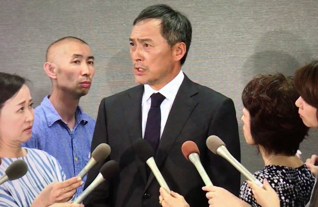 渡邊謙之前召開不倫謝罪記者會，發言引來圈內揣測他無意與癌妻復合，準備離婚。（翻攝網路）