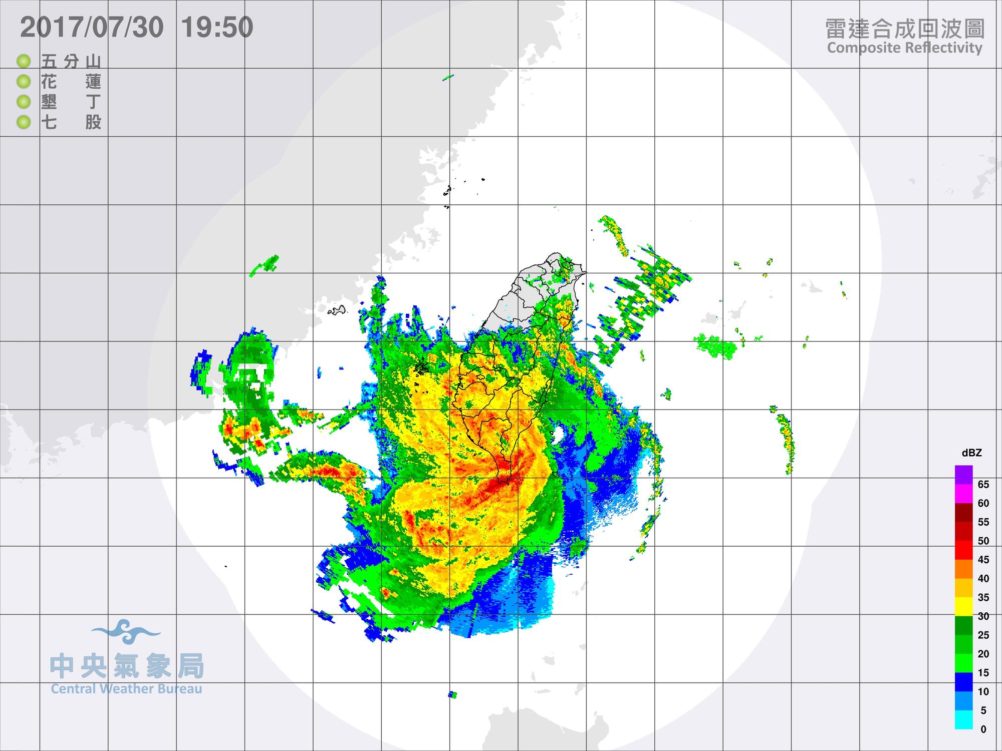 根據中央氣象局的雷達回波圖顯示，輕颱海棠挾帶大量水氣，登陸後已經在屏東出現時雨量破百的降雨，越晚降雨將會越大越明顯。（中央氣象局提供）