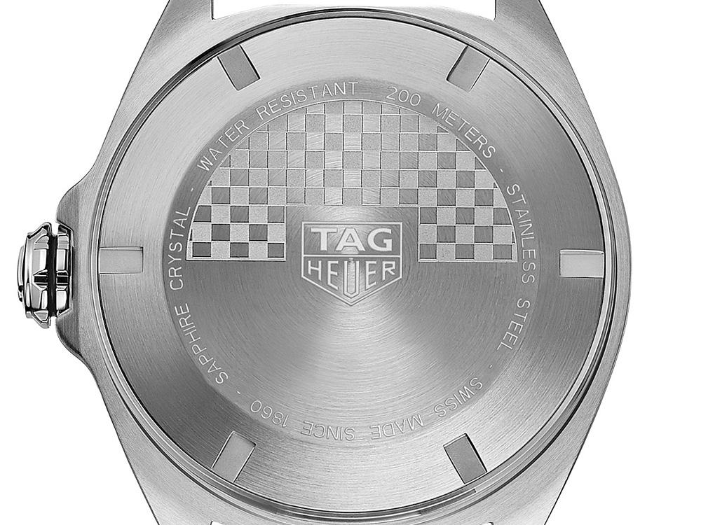 Formula 1是TAG HEUER在1985年和麥拉倫車隊贊助合作而誕生的系列，顧名思義是以賽車元素為設計靈感的系列，如錶背的裝飾就取自於賽事的方格旗。