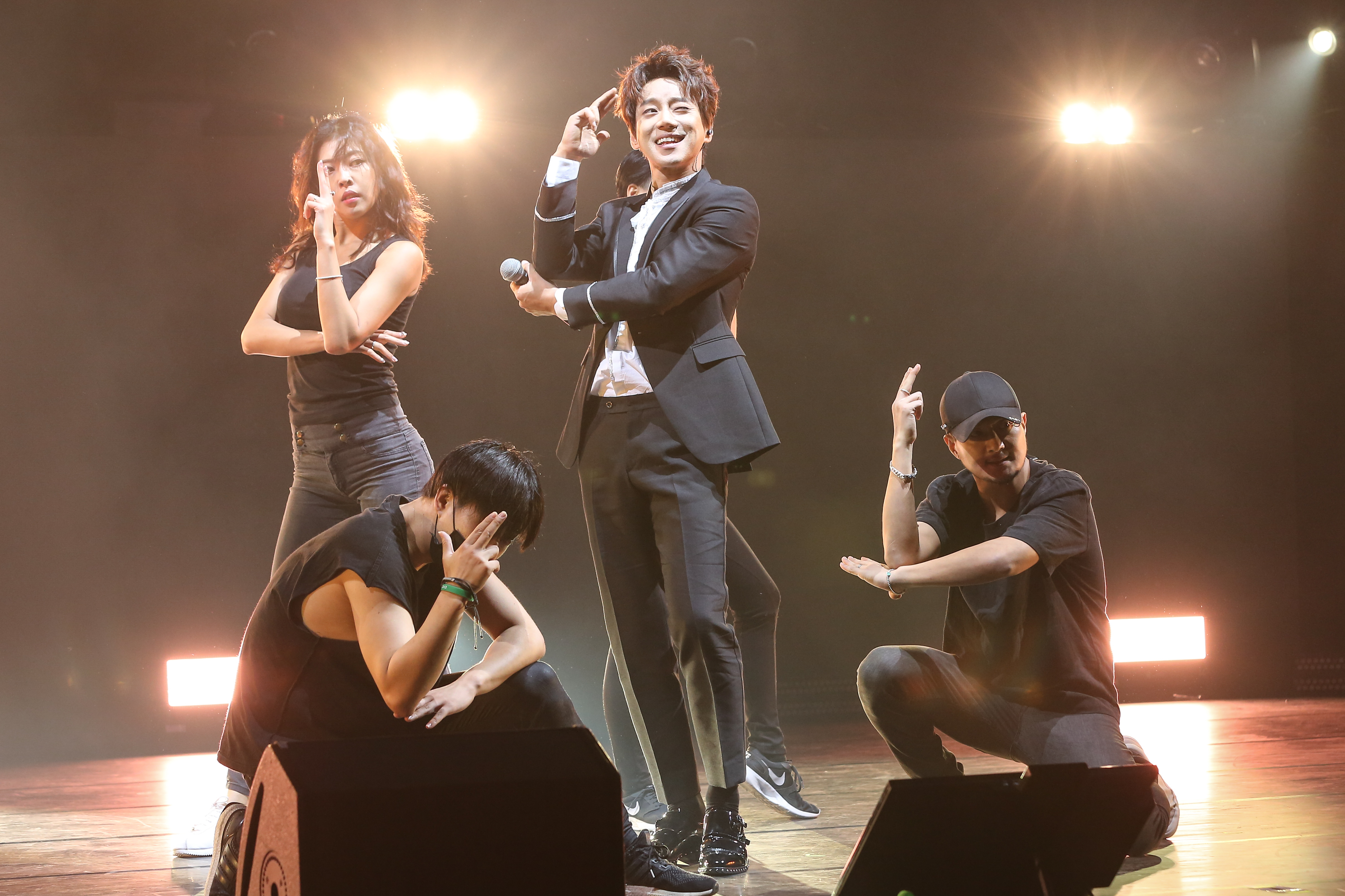 黃致列以〈BangBangBang〉開場，展現一流舞蹈實力。