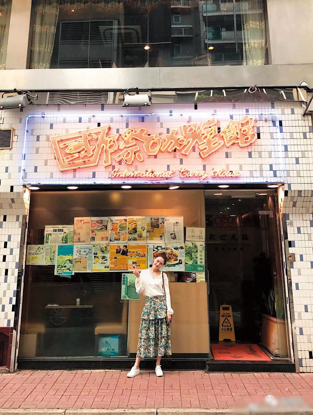台灣媳婦高圓圓,日前去香港遊玩時,po出一組街拍照,她穿著柔軟質料的白色襯衫,下身搭配& Other Stories絲質花卉蛋糕裙,與好走的小白球鞋,既休閒又有女人味。(翻攝自高圓圓微信)