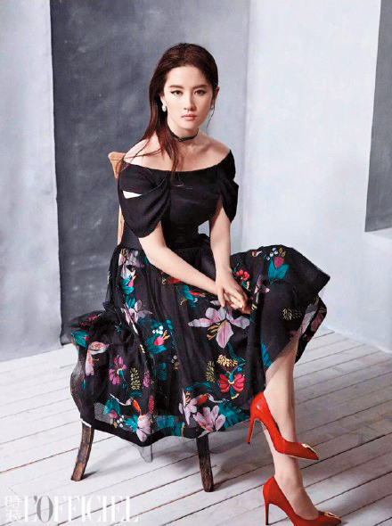 神仙姐姐劉亦菲,為時尚雜誌《時裝LOFFICIEL》拍照時,穿著COVEN GARDEN 2017夏季系列,黑色落肩上衣搭配黑底透紗花裙,將她的古典幽靜氣質,襯得更加迷人。(圖翻攝自微博)