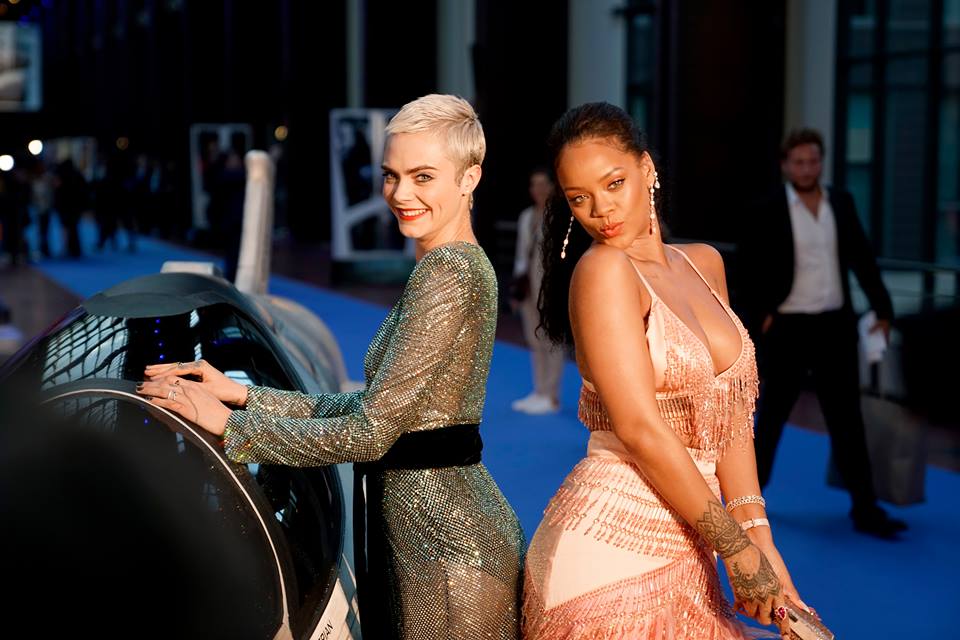 卡拉迪樂芬妮（左）與蕾哈娜在法國首映會上，與片中的道具Skyjet合影。