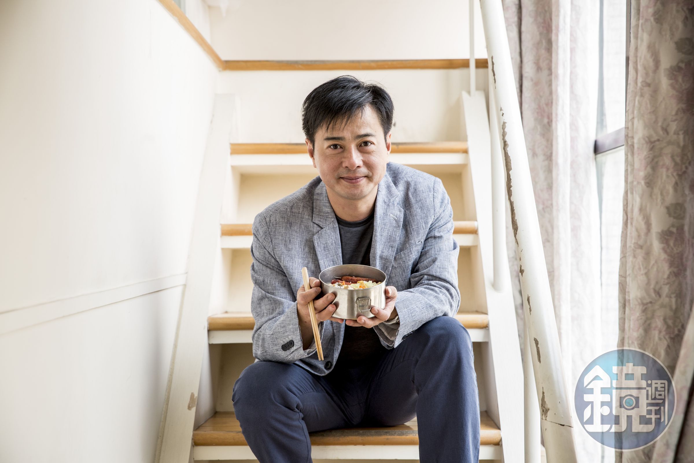 許悔之年輕時迷戀名牌西裝，名牌可以從字母A排到Z，這天採訪卻是簡單的平價衣服。