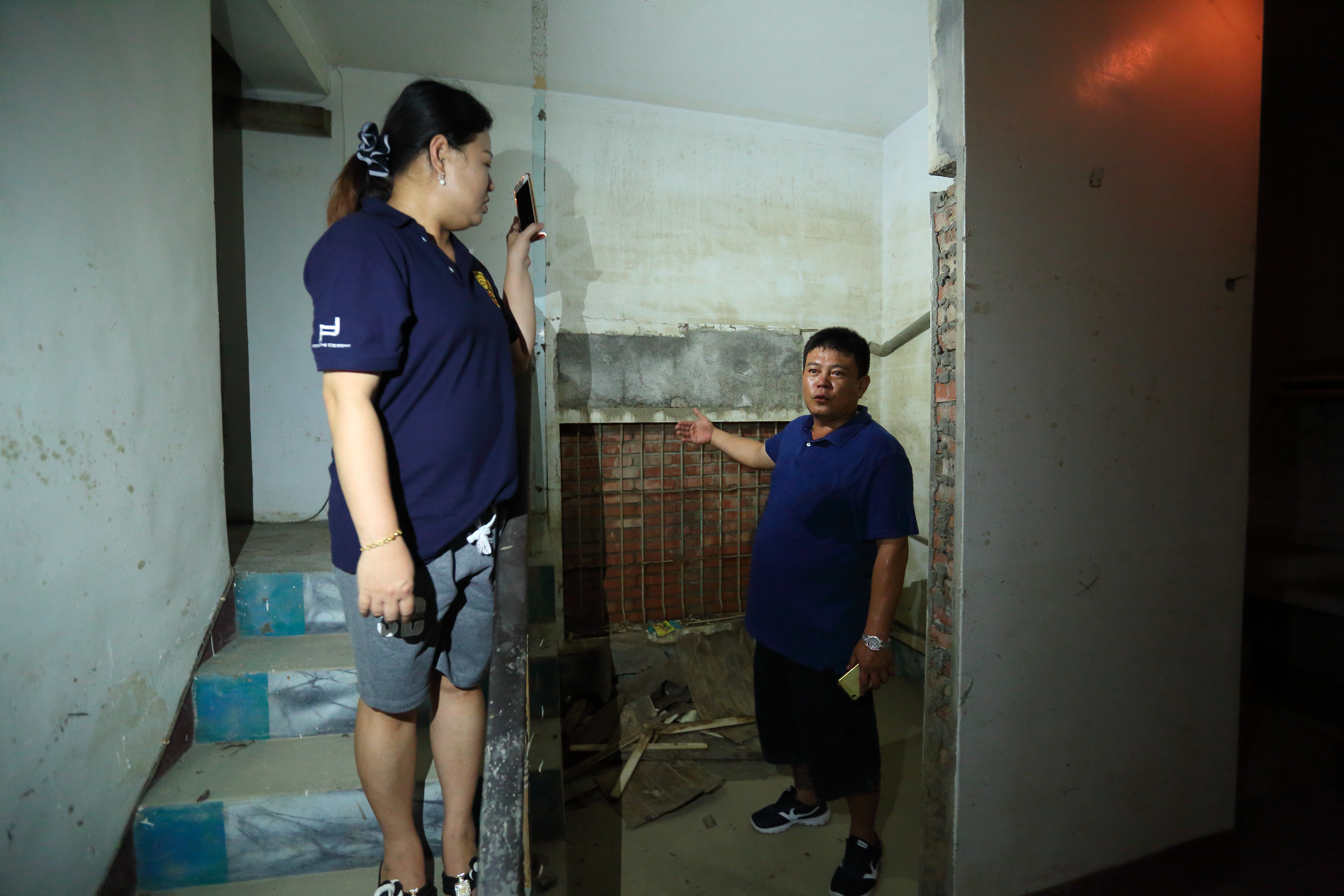 蔡日騰的佳冬老家，他的房間不到1坪，為了防雨，唯一對外窗得用磚與水泥封死。