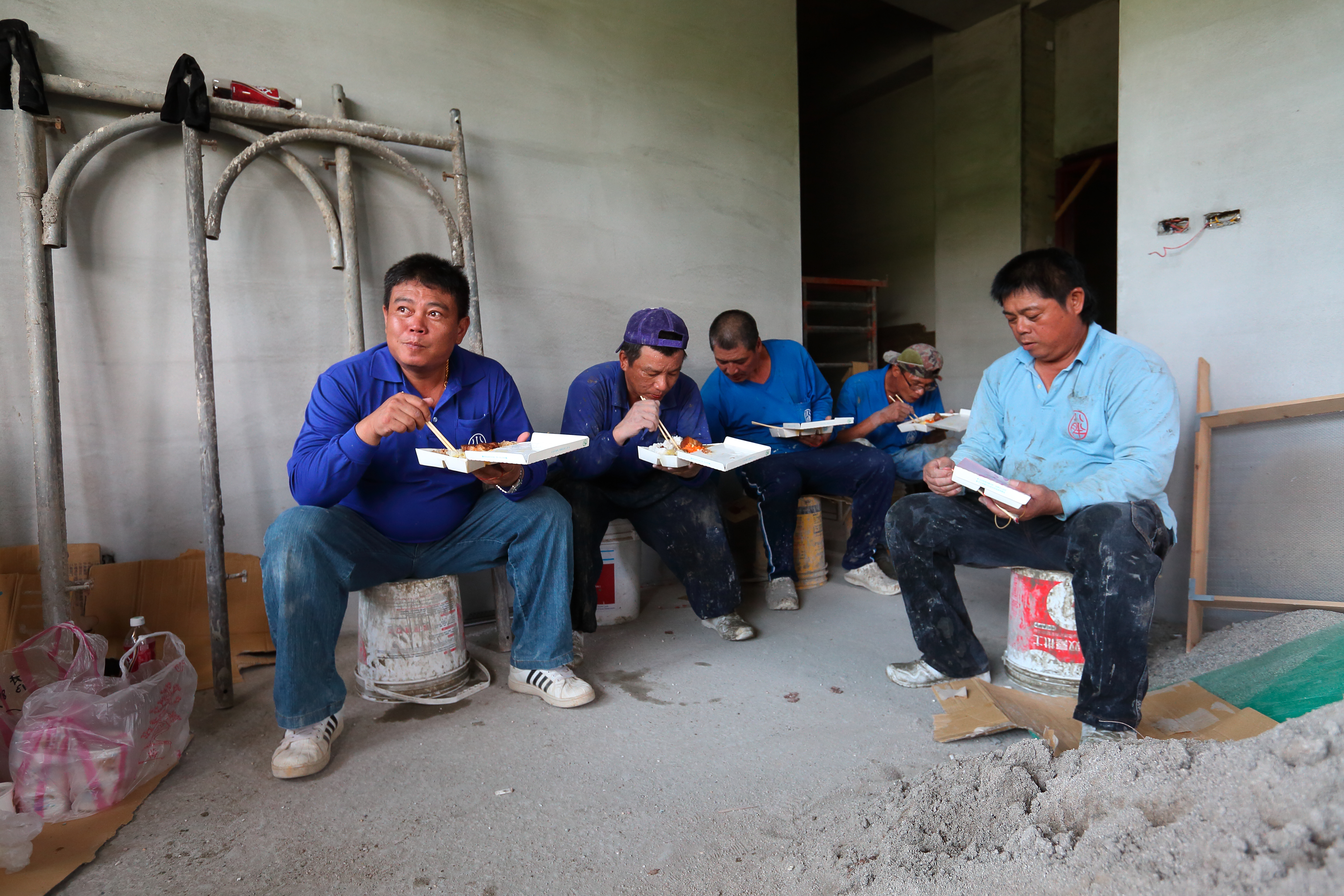 南部工作機會少，蔡日騰（左1）帶領同村村民一同北上打拚。