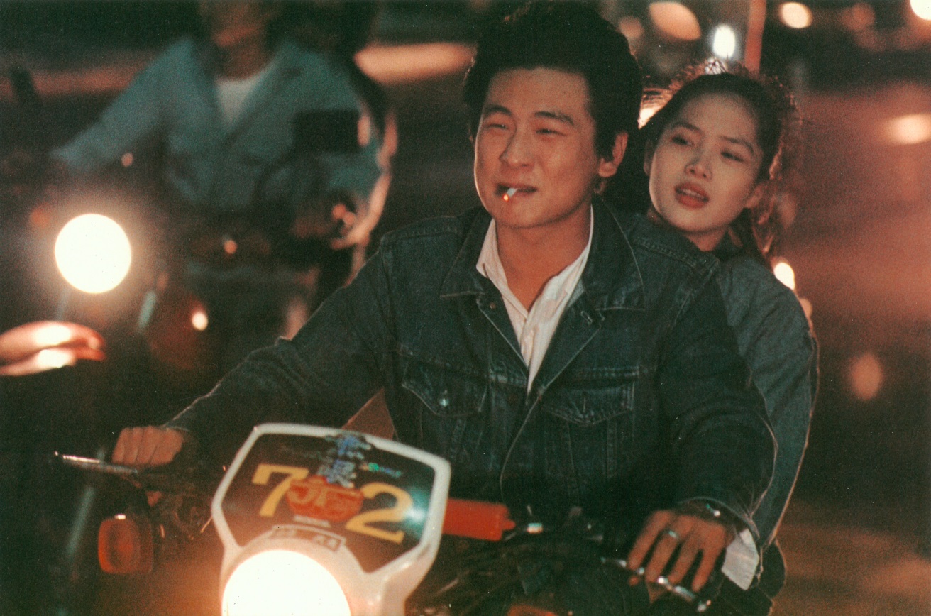 《青梅竹馬》中的張世（左）與林秀玲等人深夜飆車。（傳影互動提供）